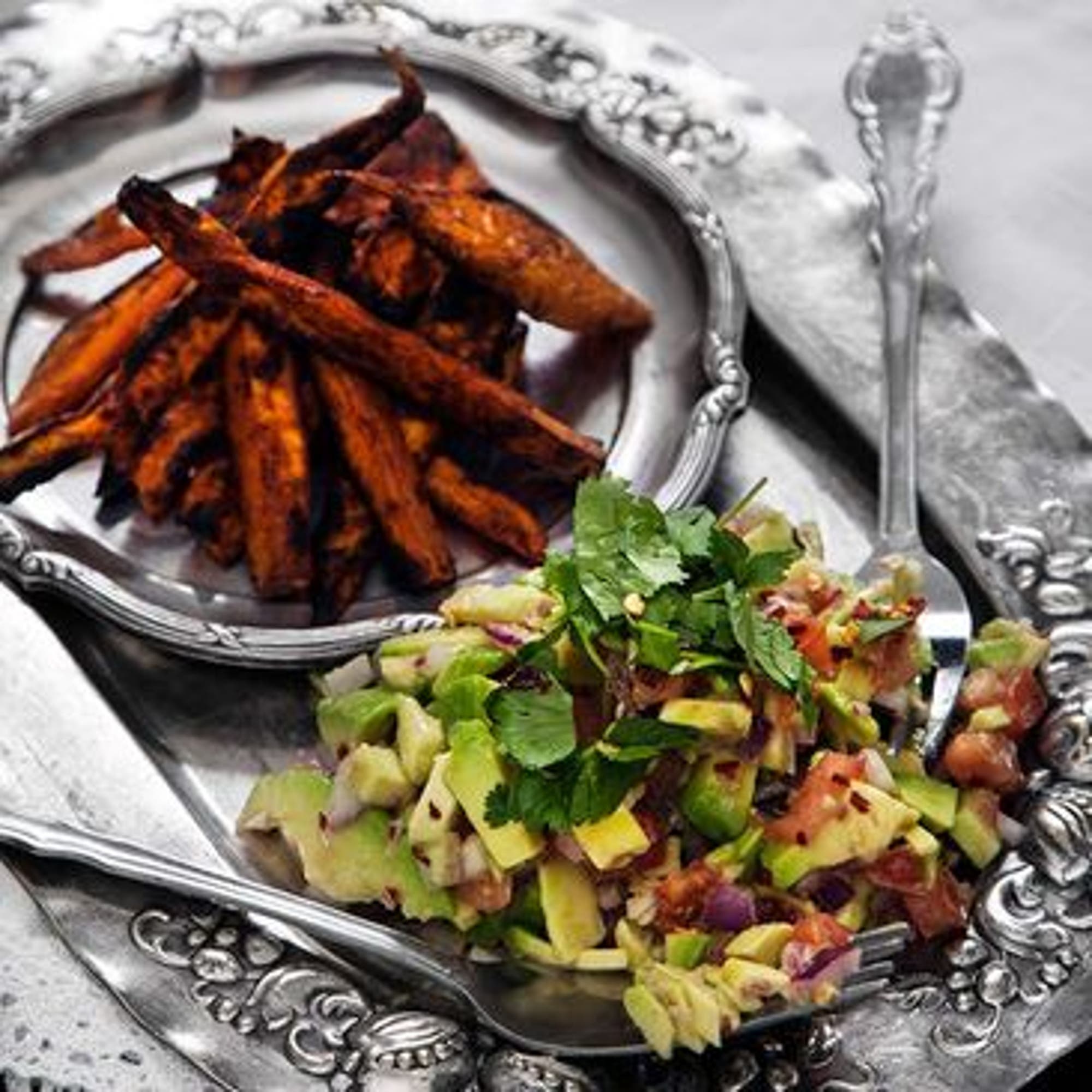 Sötpotatispommes med avokadosalsa