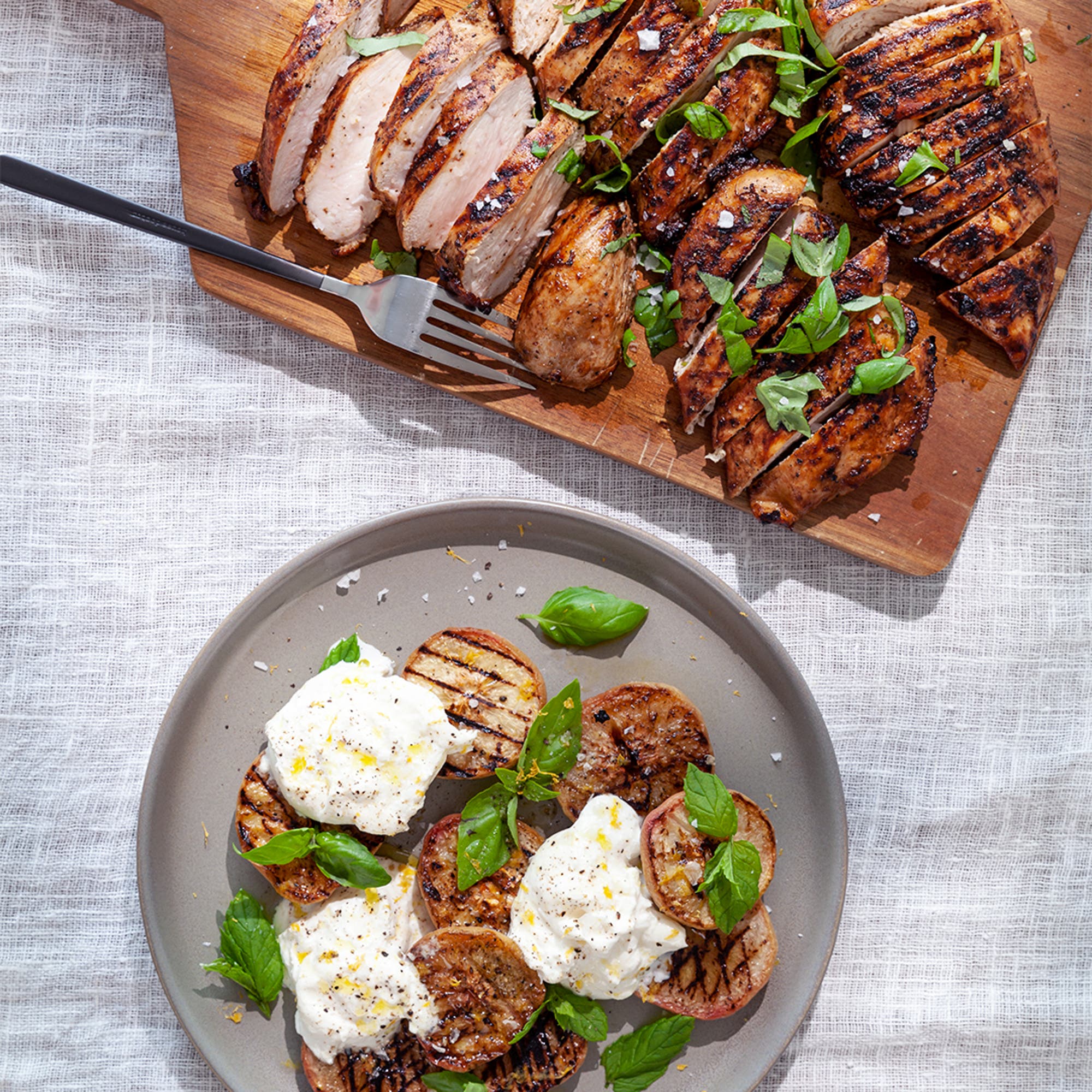 Grillad kyckling med krämig burrata och grillad persika