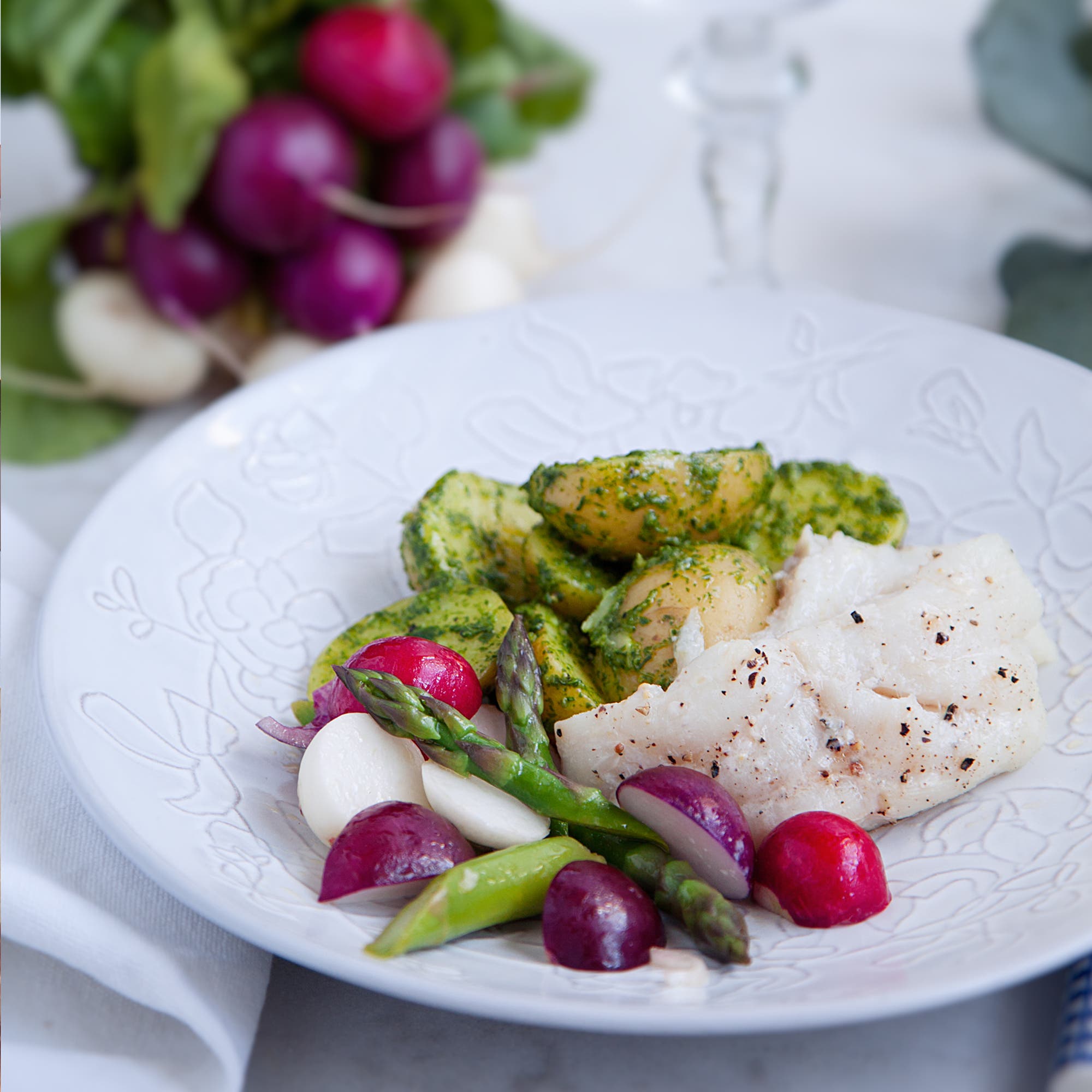 Torsk med salsa verde-dressad potatis och vårprimörer