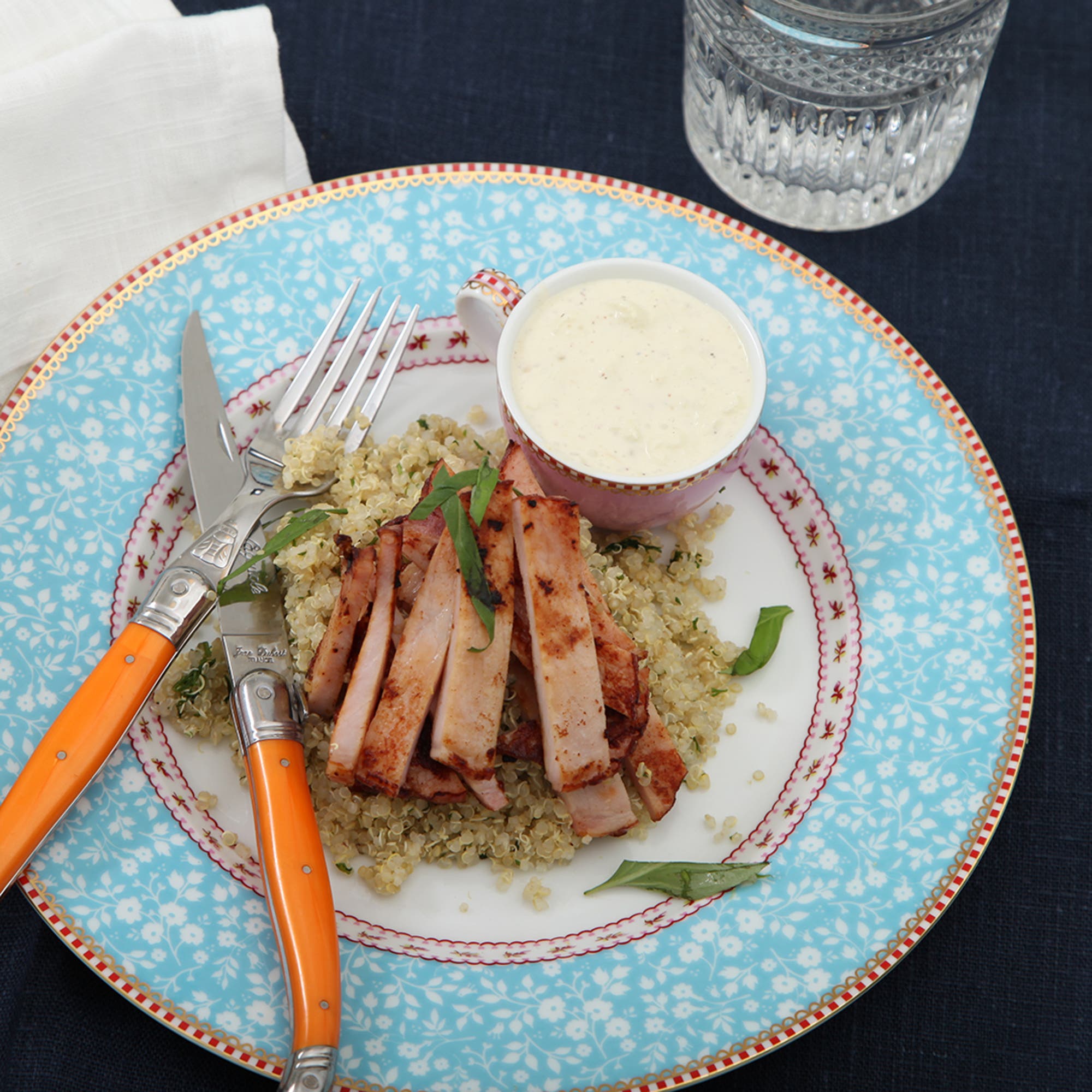 Stekt kassler med quinoa och äpple- och senapsdipp
