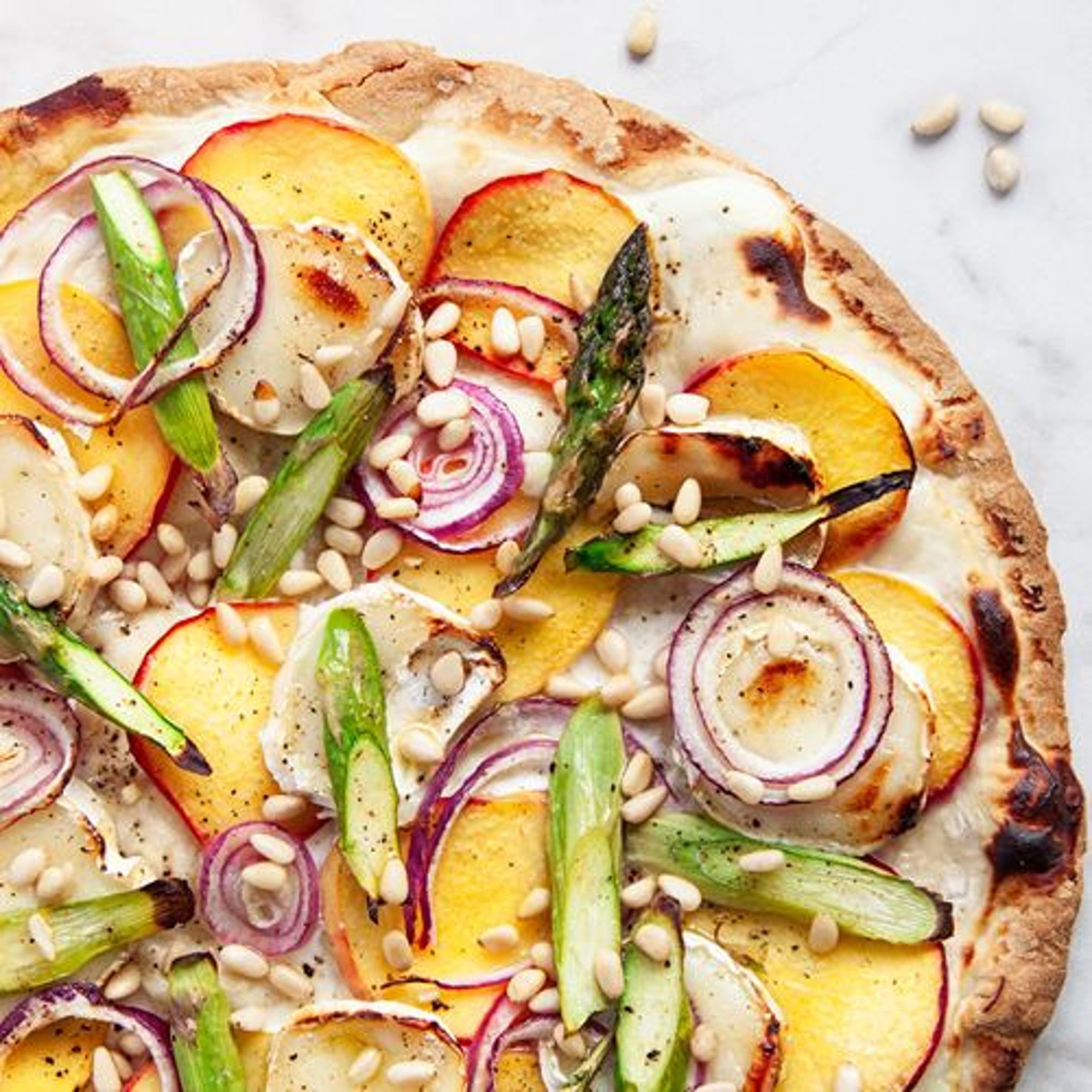 Pizza bianco med getost, persika och sparris