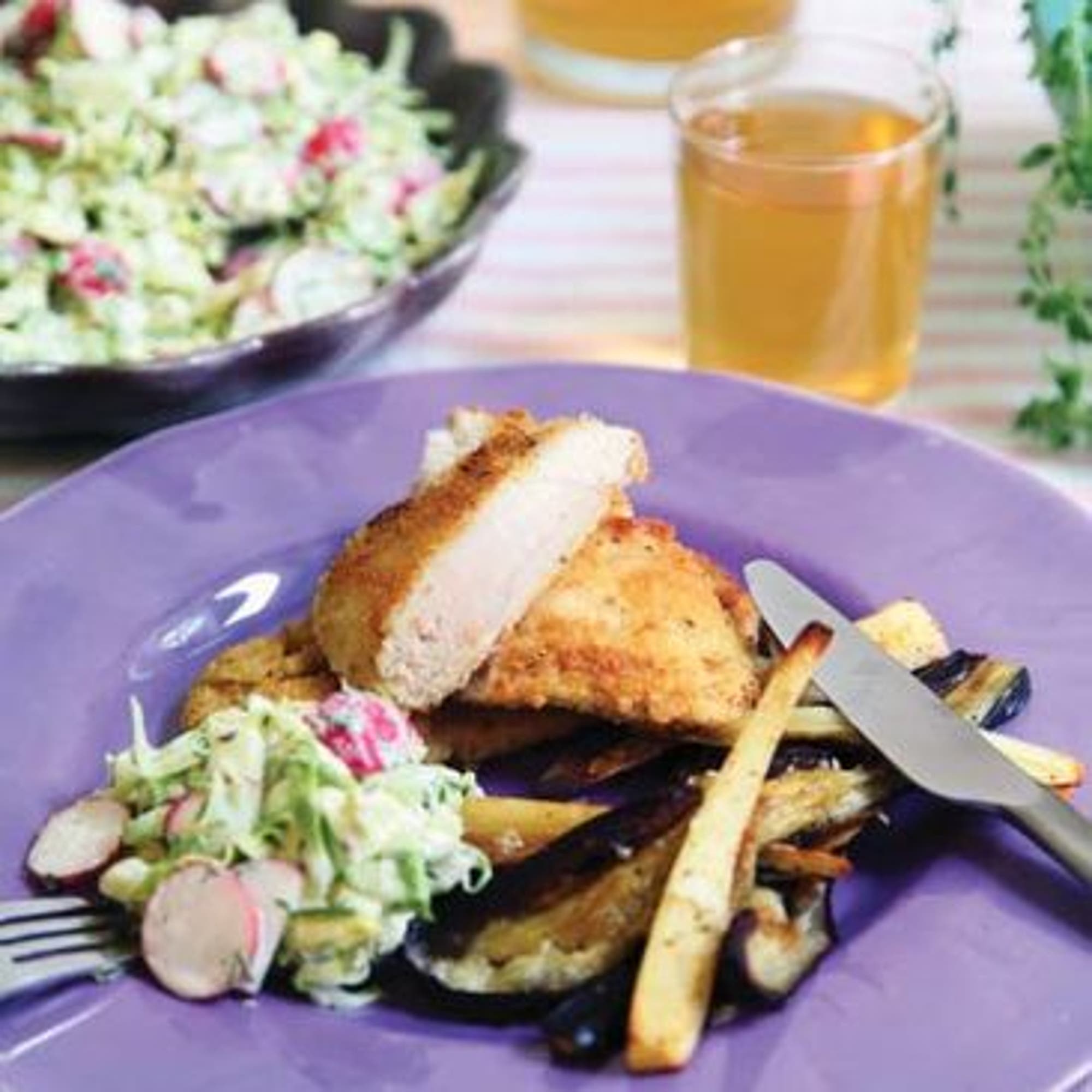 Kycklingschnitzel med rostade rotfrukter och vårig kålsallad