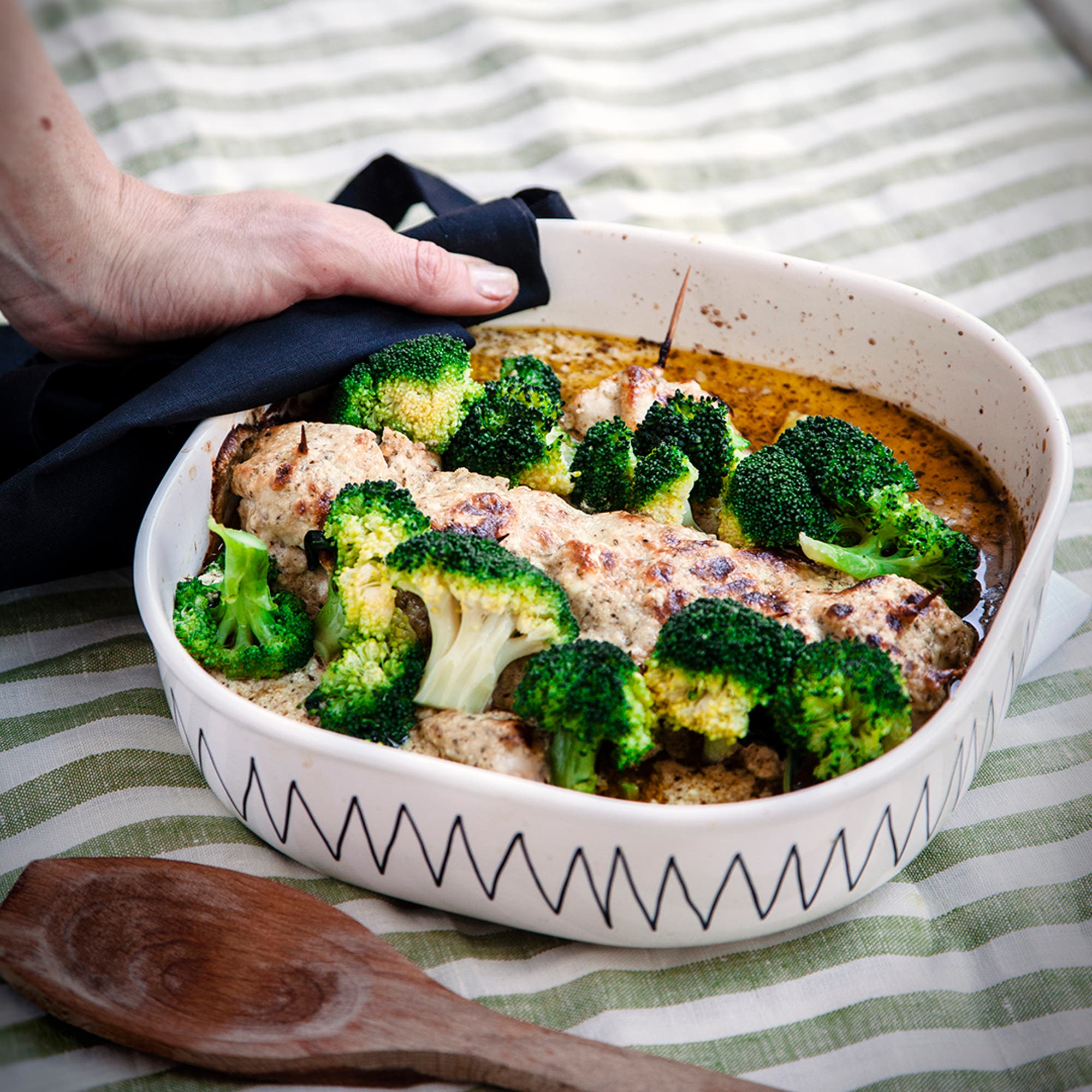 Kyckling med fetaostpesto och broccoliblommor