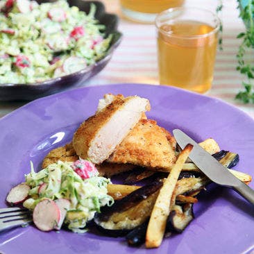 Kycklingschnitzel med rostat grönt & spetskålssallad