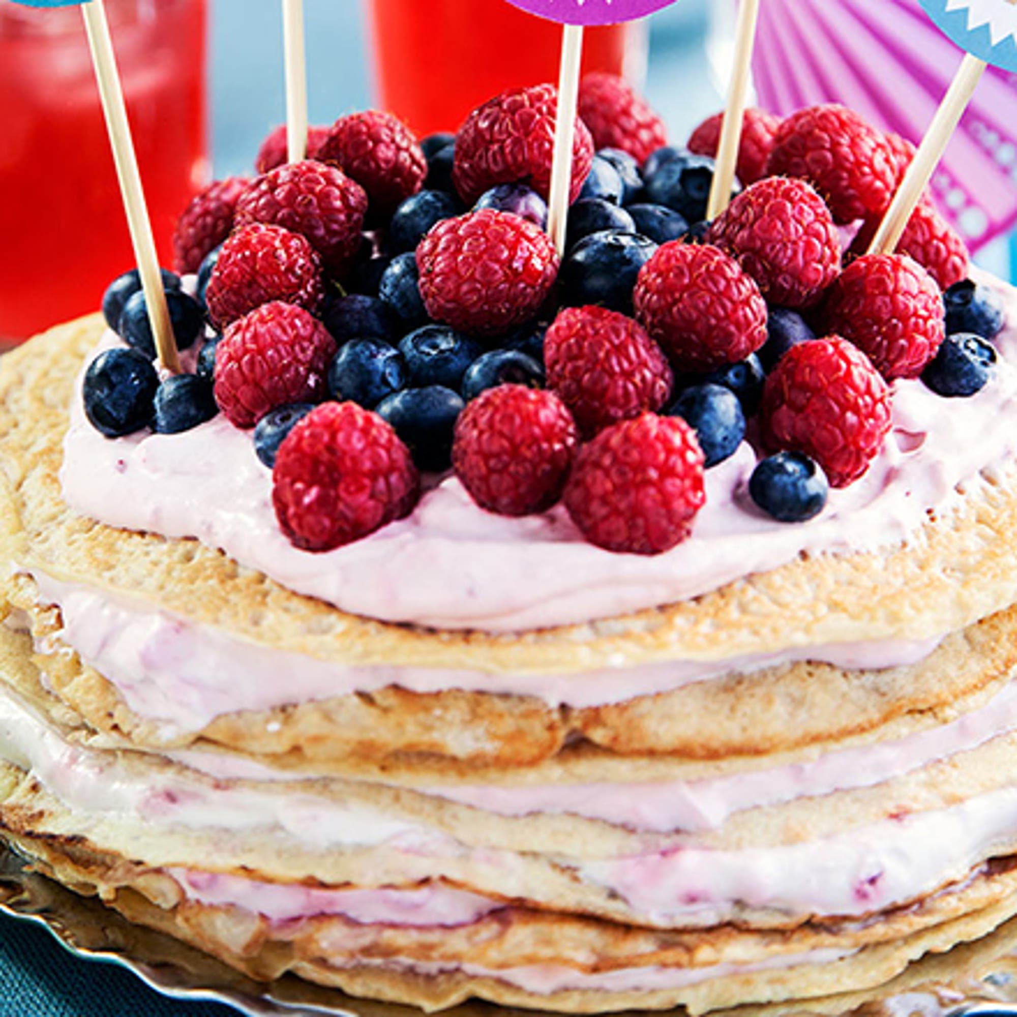 Pannkakstårta med hallongrädde och apelsinsocker