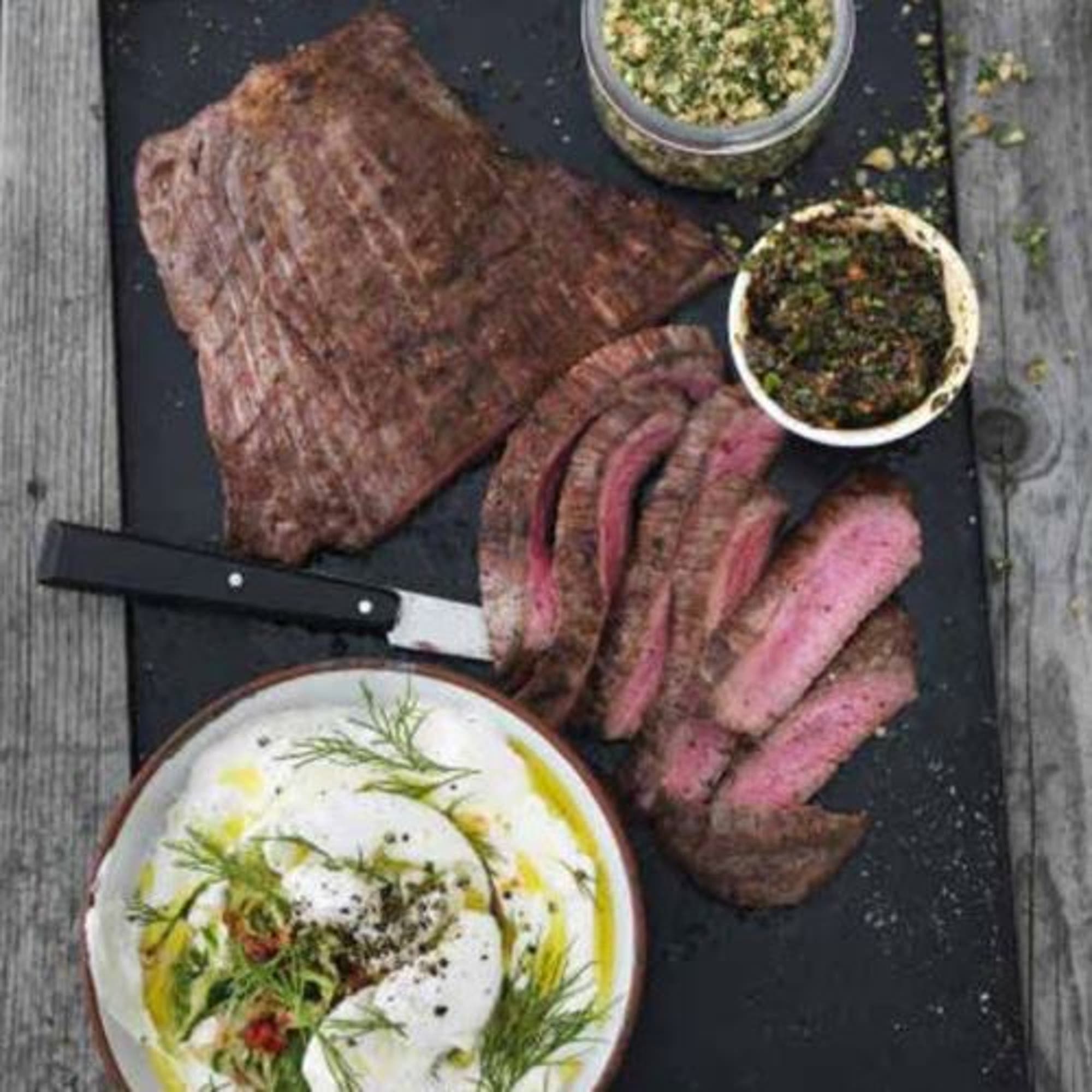Flankstek med gremolata och hasselnötter och yoghurt med mozzarella, dill och chiligurka