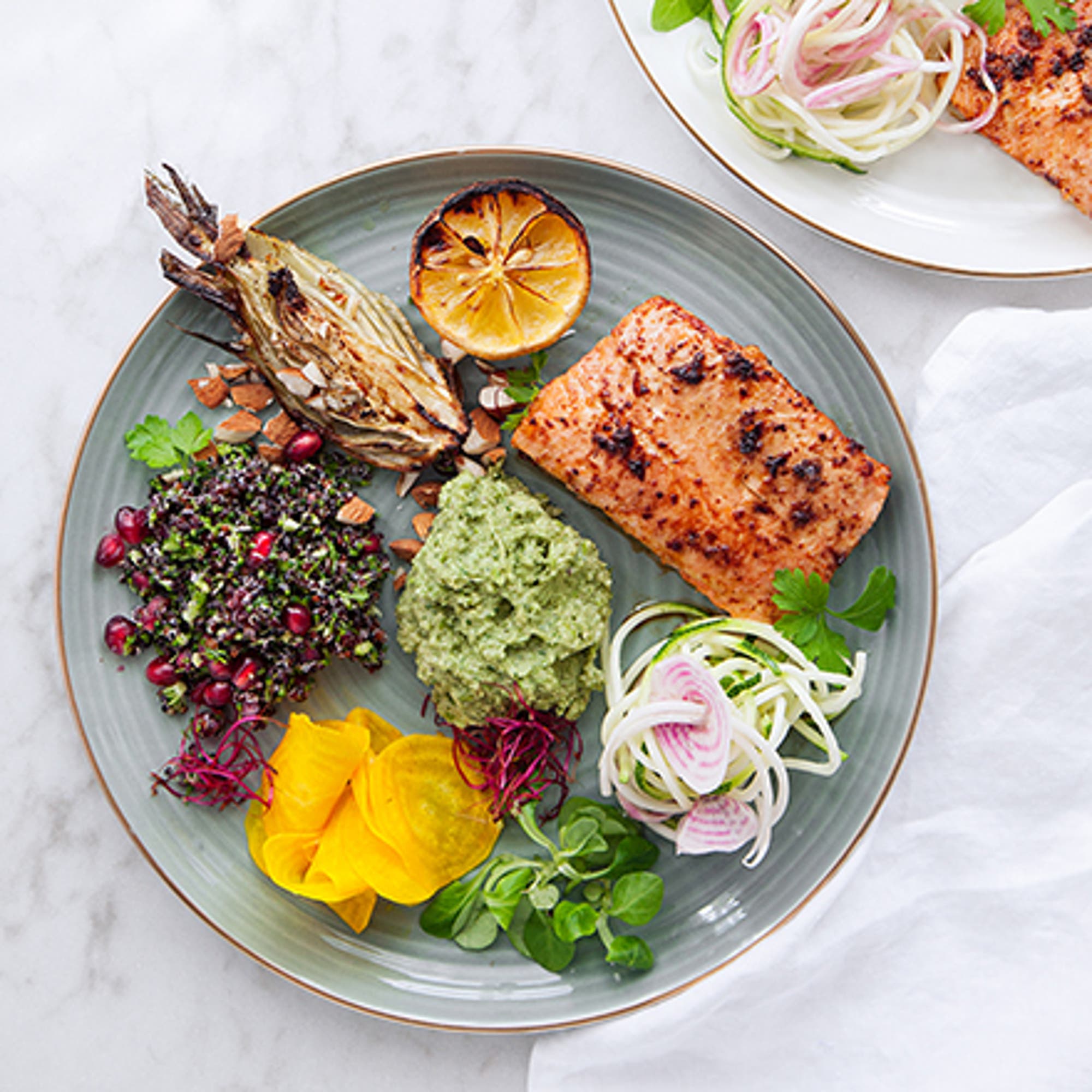 Stekt lax med avokadopesto och limepicklade gulbetor