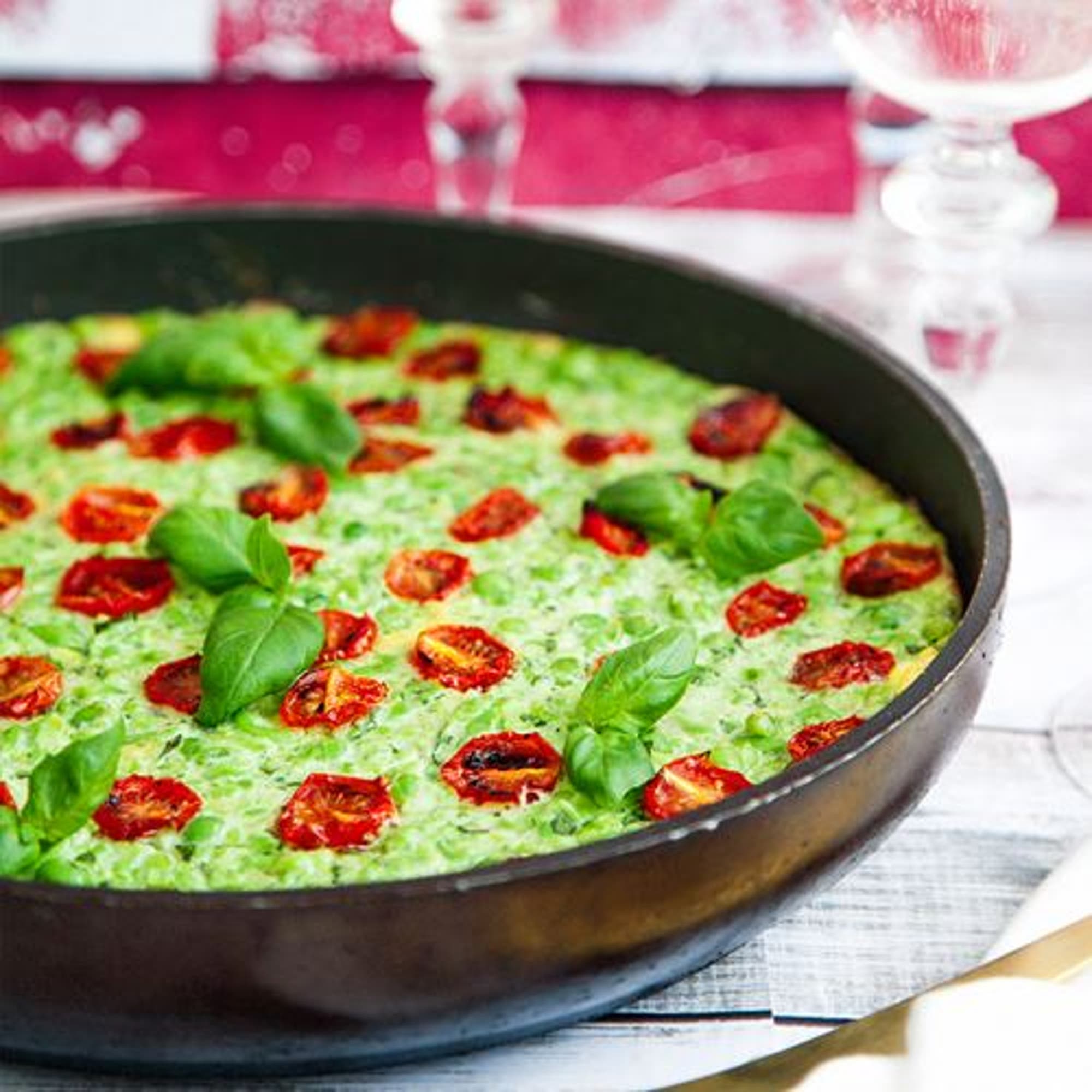 Frittata med gröna ärtor, mascarpone och rostade tomater