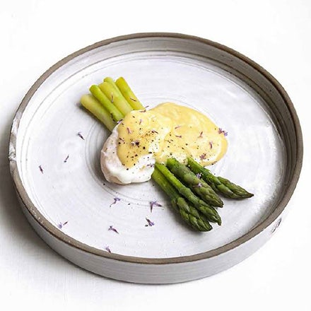 Grön sparris med pocherat ägg och hollandaisesås