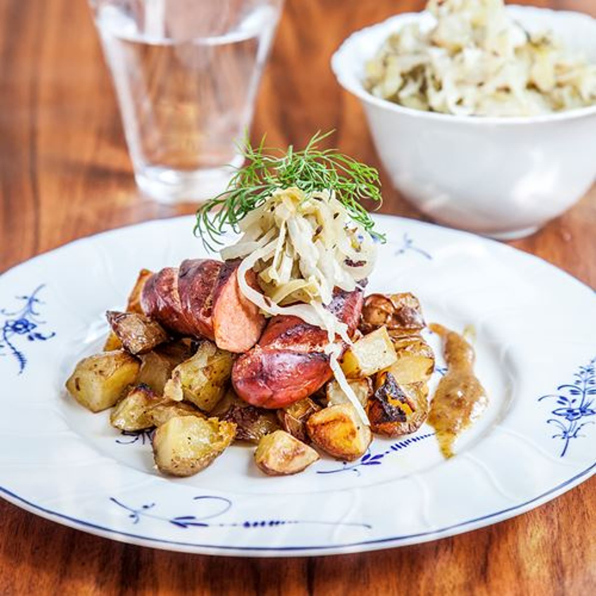 Stekt vegochorizo med hemgjord snabbsurkål och ugnsrostad potatis