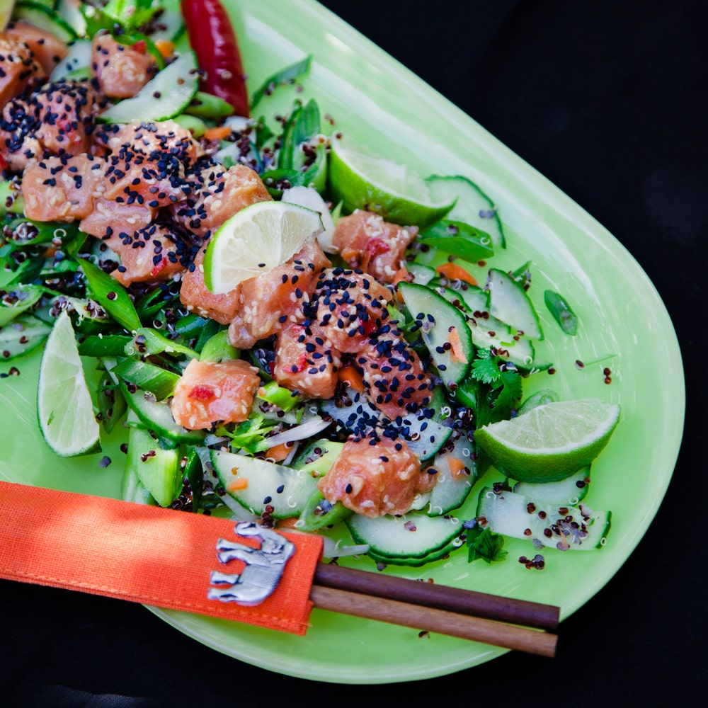Sashimi med ingefära, lime och chili på salladsbädd
