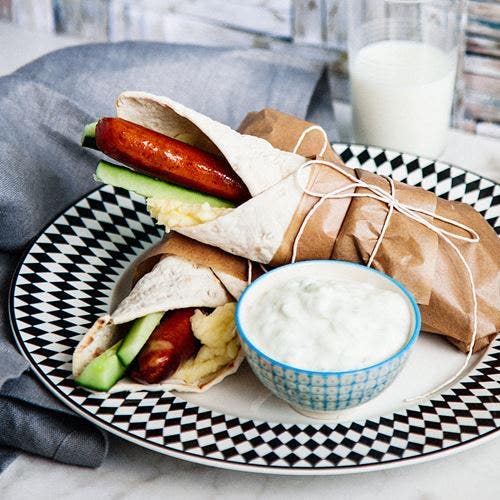 Korvish i tunnbröd med mos, gurka och yoghurt