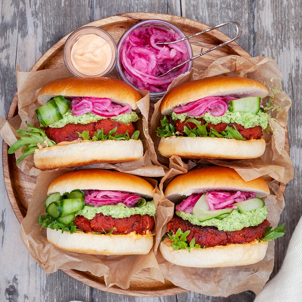 Veganburgare med avokadokräm och picklad lök