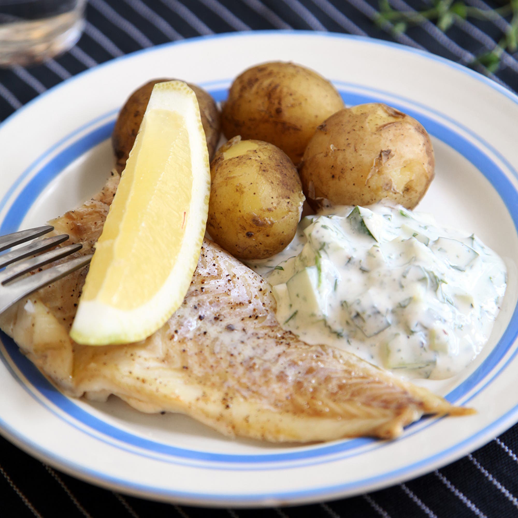 Lättstekt torsk med dilldip, potatis och ärtor