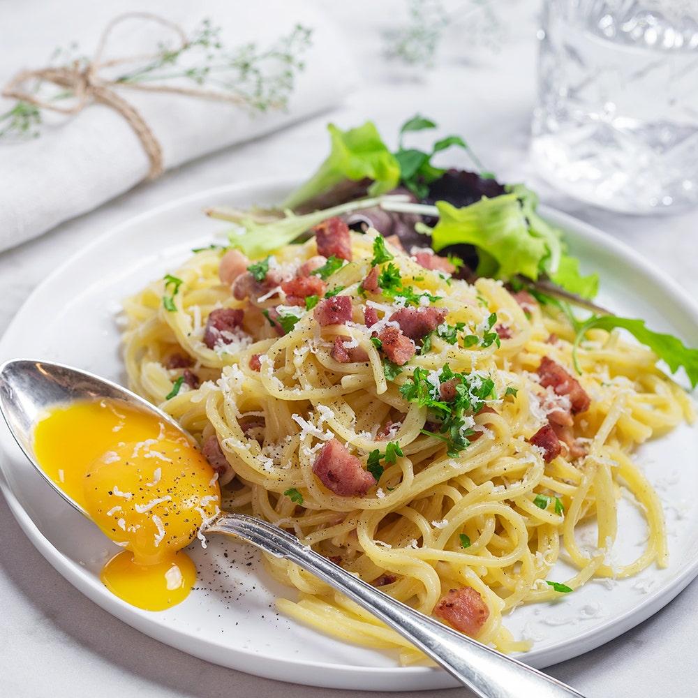 Spaghetti carbonara med sallad