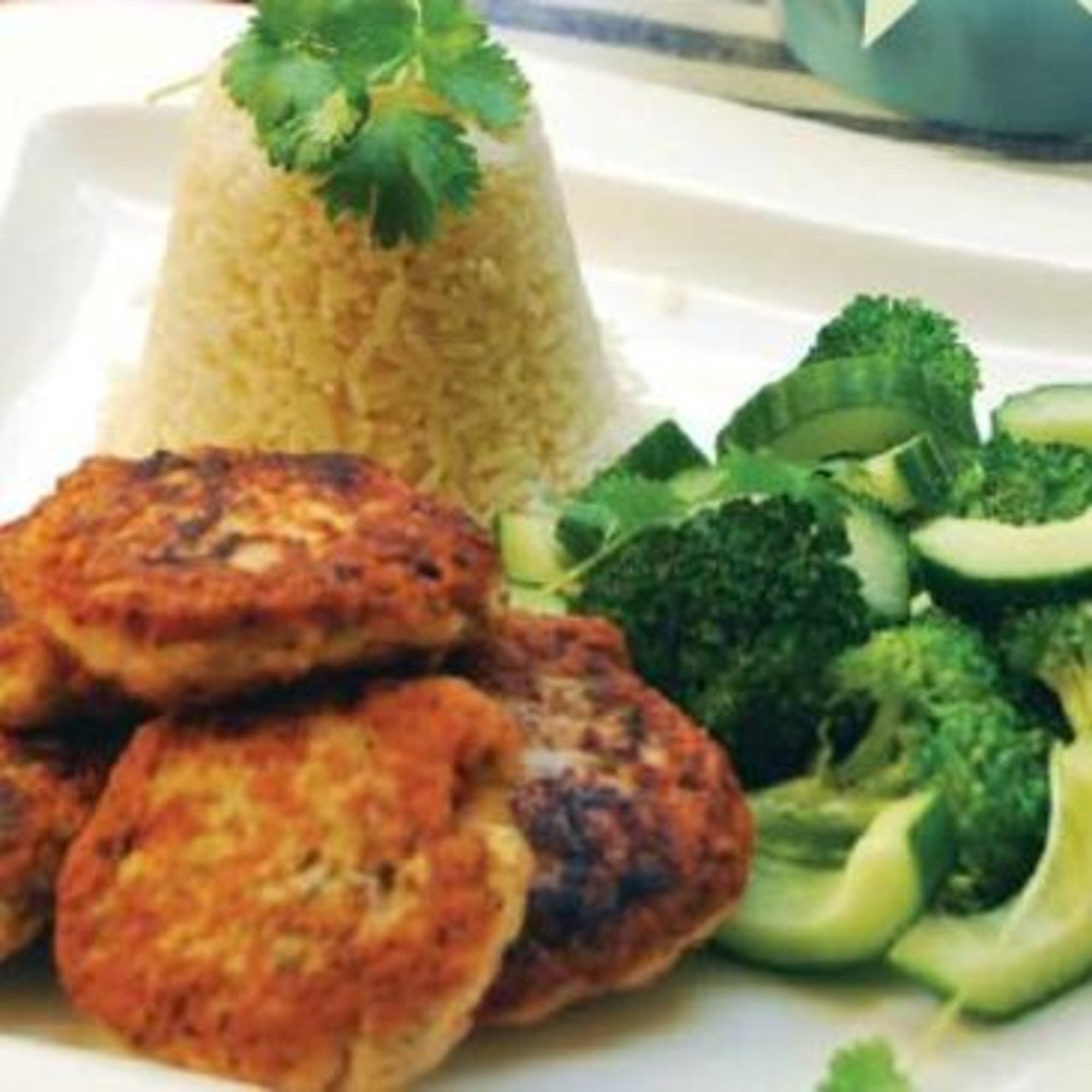 Lax & räkbiffar med korianderdipp & broccolisallad