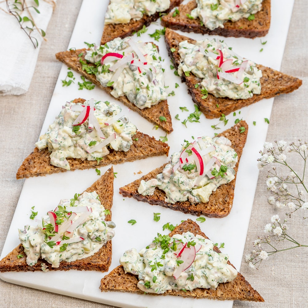 Vegetarisk gubbröra på rågbröd