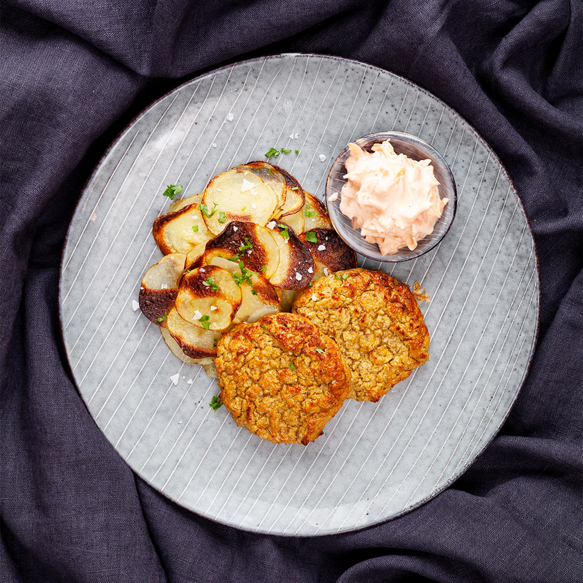 Kikärtsbiffar med rostad potatis och morotstzatziki