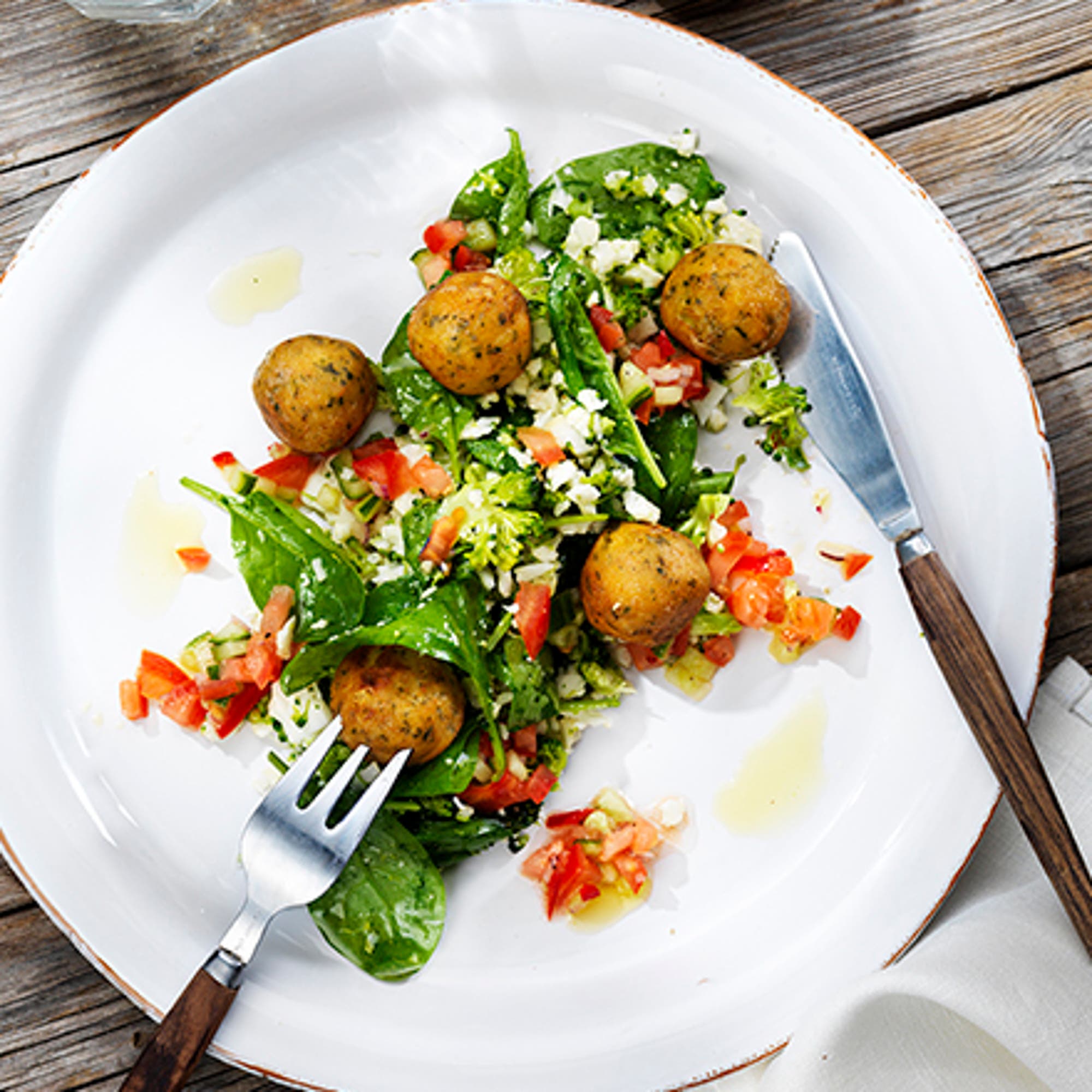Falafel med blomkål- & broccoliris och kall tomatsås