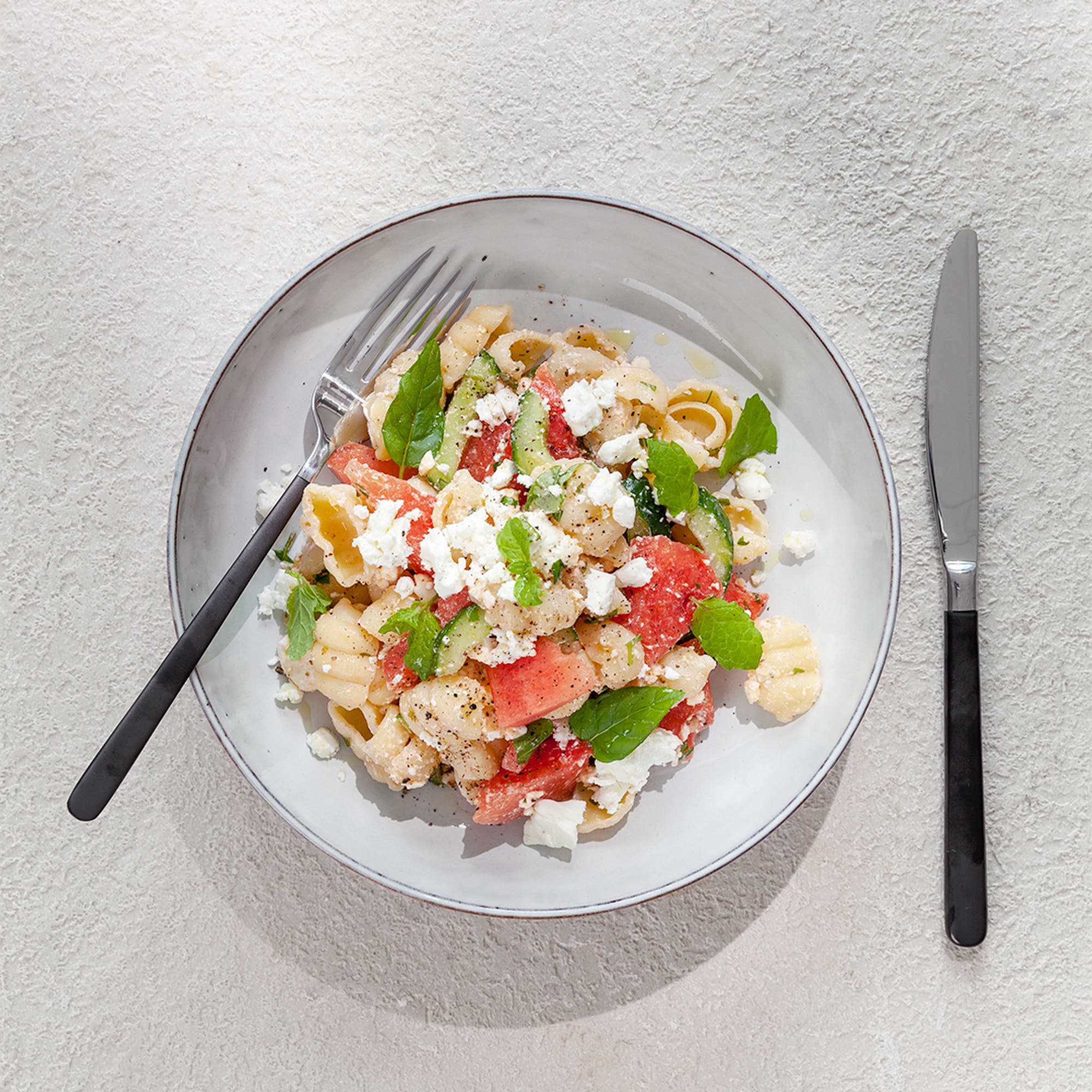 Pastasallad med vattenmelon och fetaost
