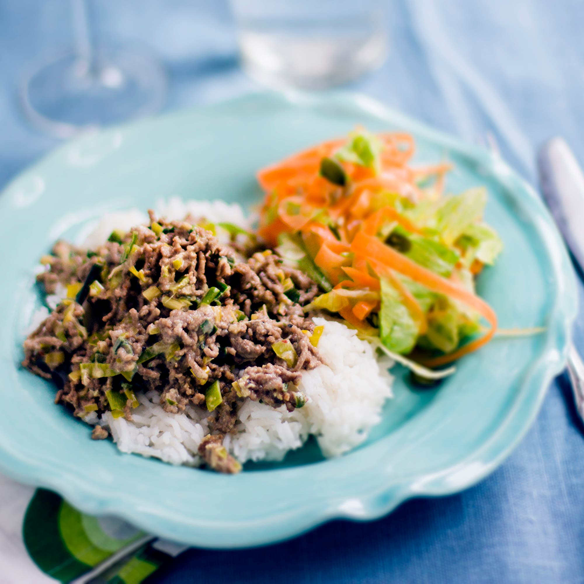 Asiatisk köttfärssås med frisk sallad