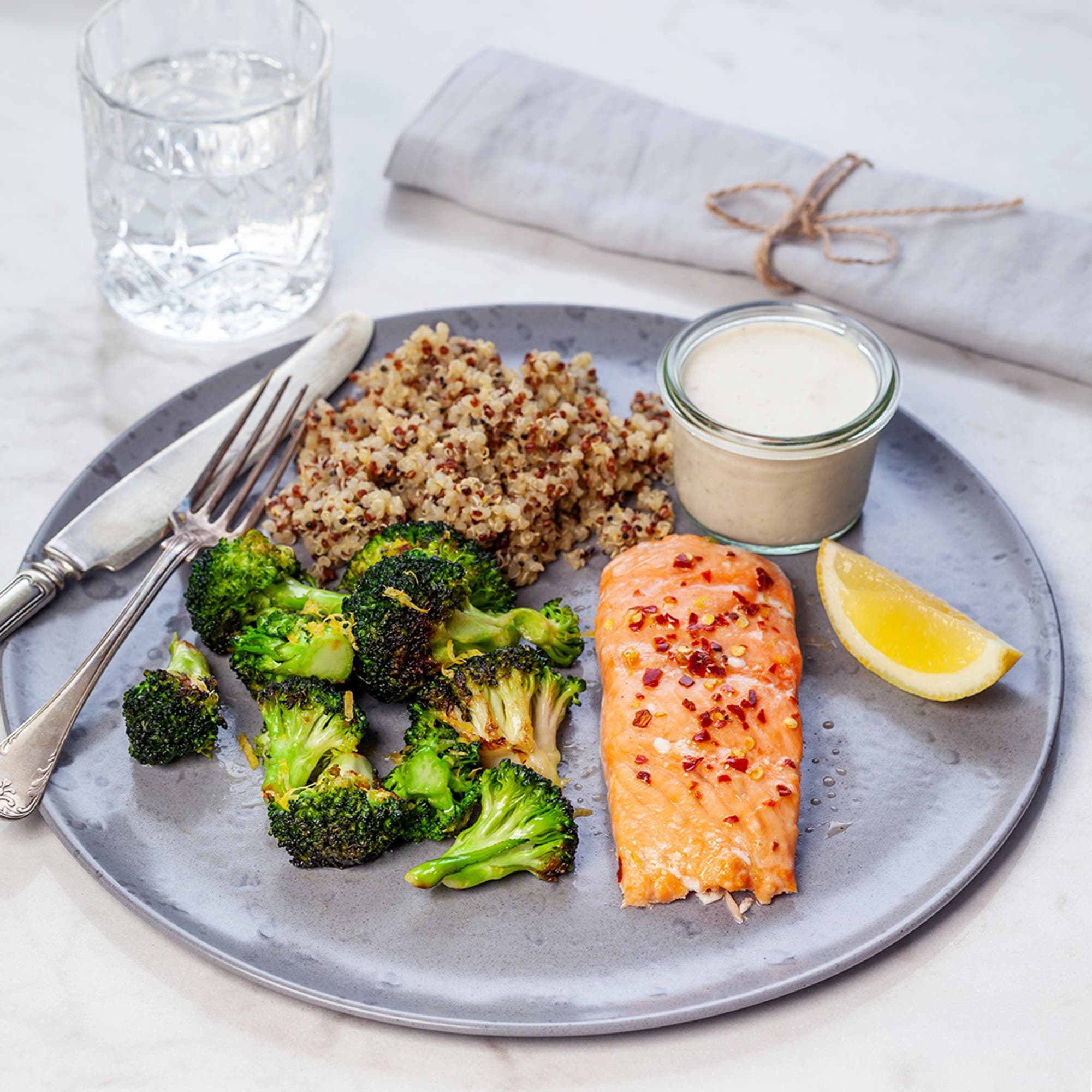 Ugnsbakad lax med grillad broccoli och parmesankräm