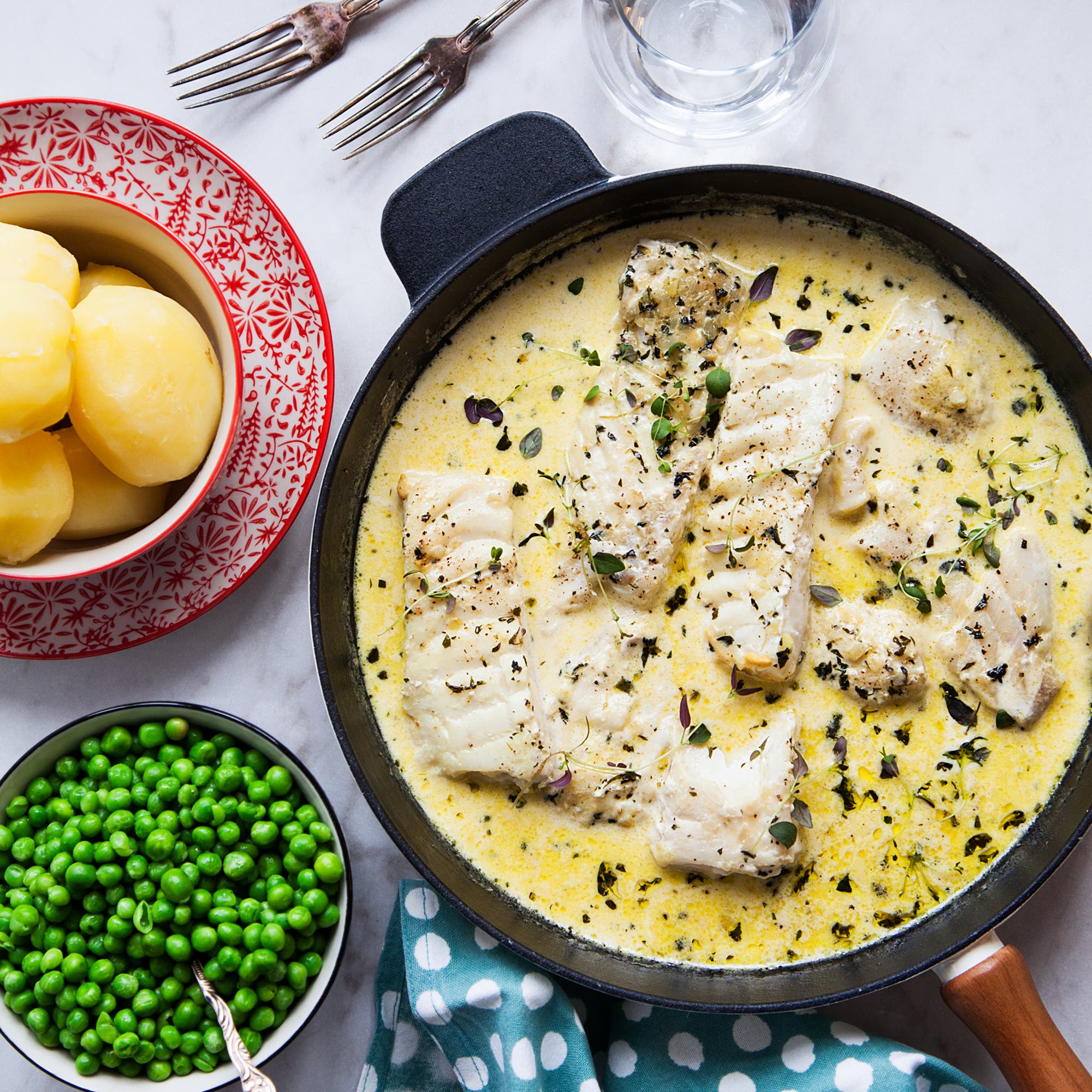 Fisk i mild gräddsås med kokt potatis och ärtor