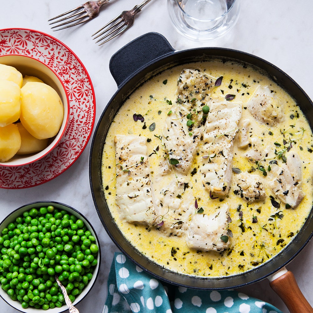 Fisk i mild gräddsås med kokt potatis och ärtor