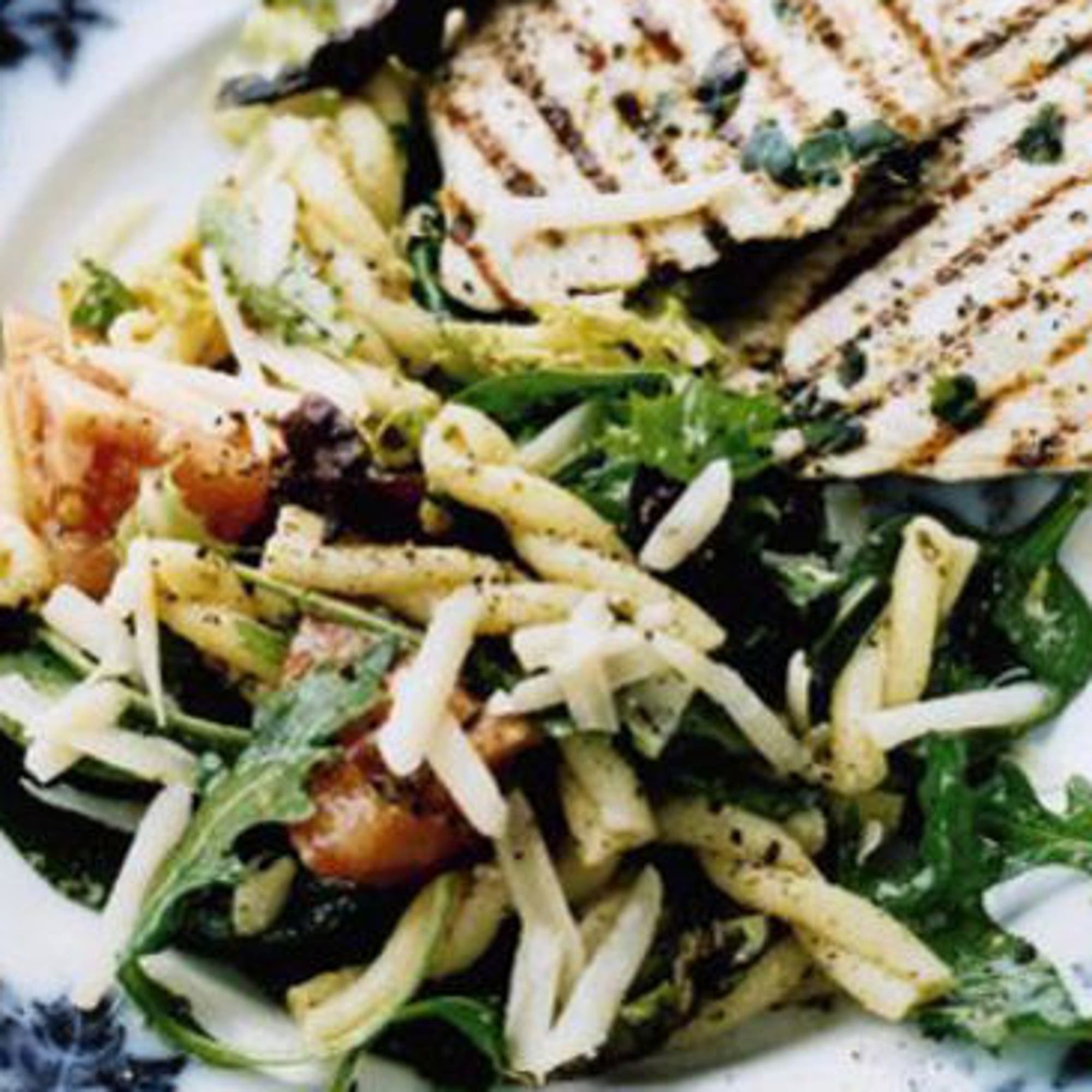 Ljummen pastasallad med tomat, pesto och grillat kalkonbröst