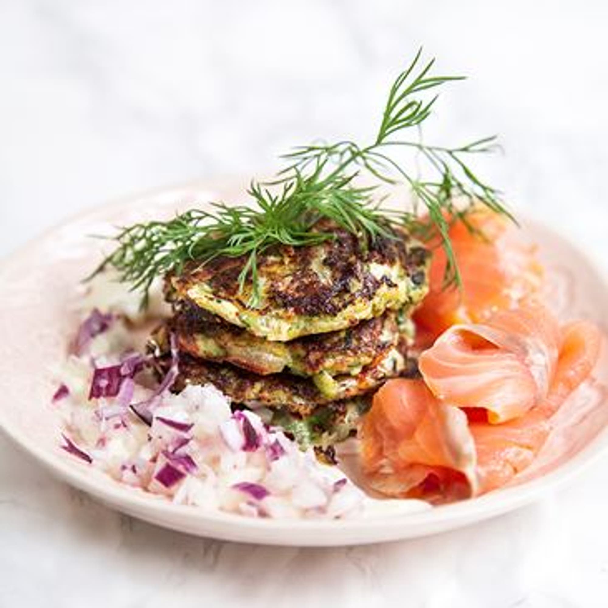 Zucchinibiffar med kallrökt lax