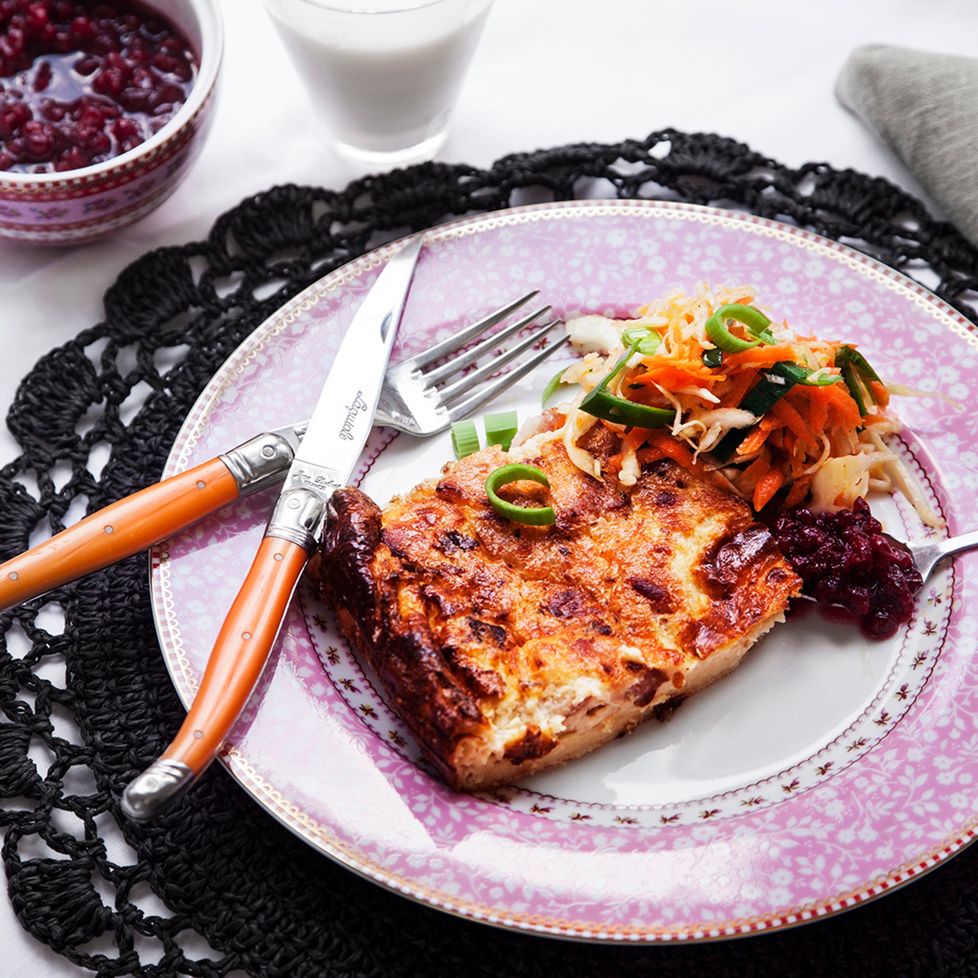 Tastelines ugnspannkaka med morot- och kålsallad
