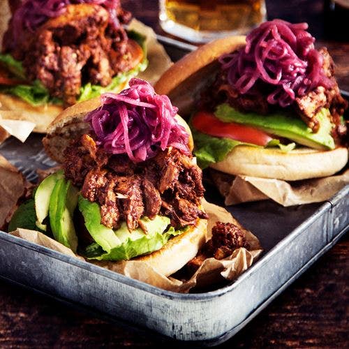 Pulled Oumph burgare med avokado, rödlökschutney och pommes