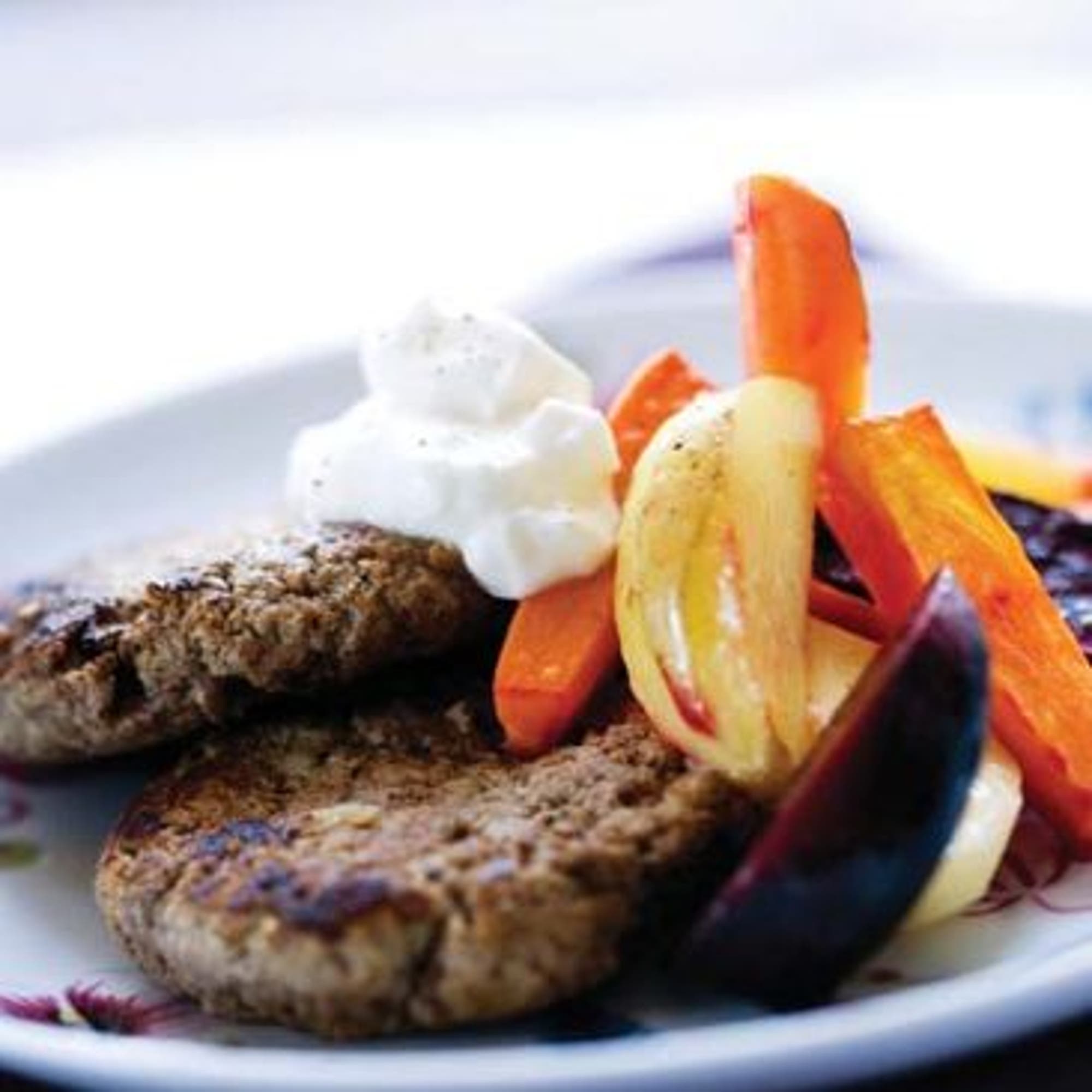 Färsbiffar med rostade rotfrukter och getostkräm