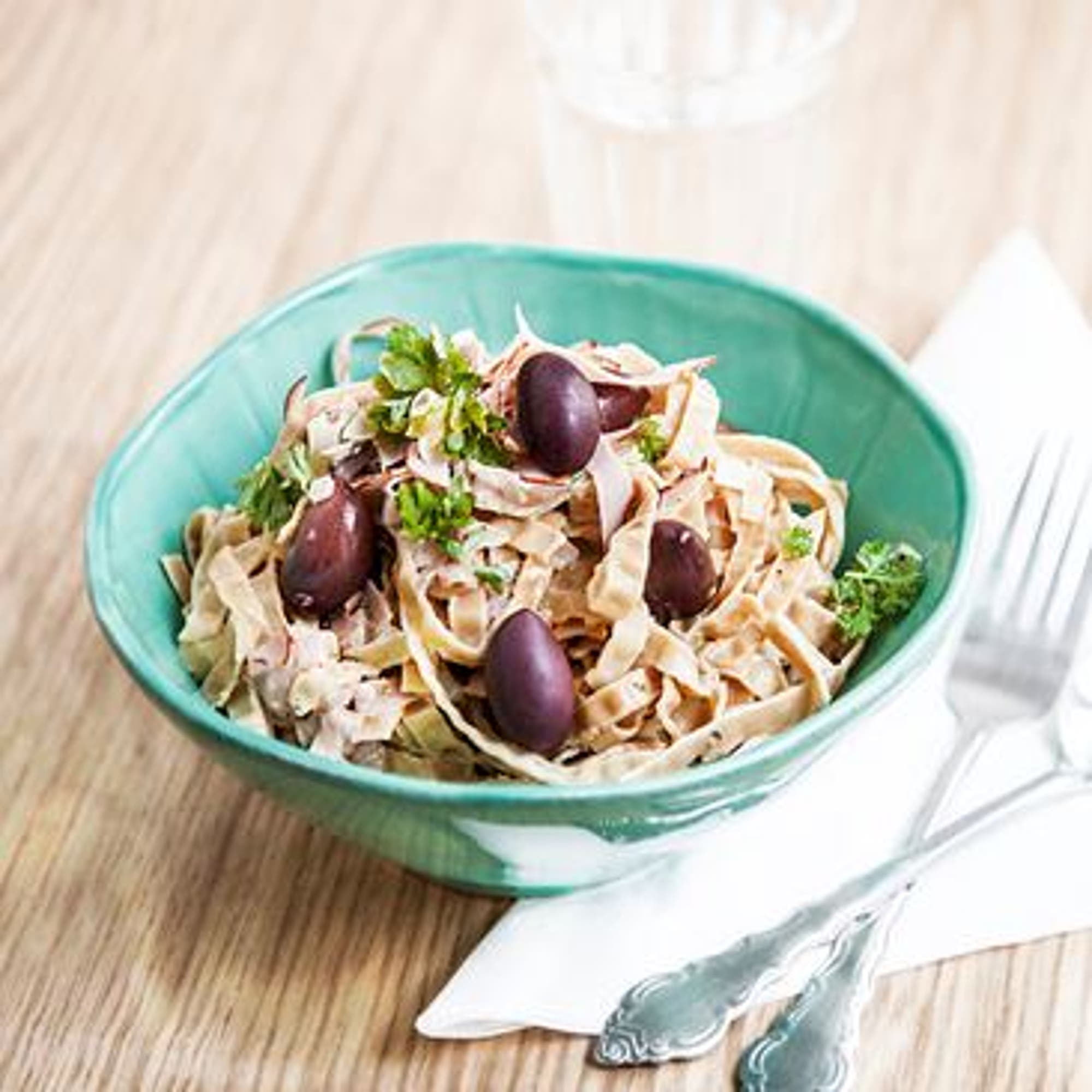 Fettuccine med rökt skinka och oliver