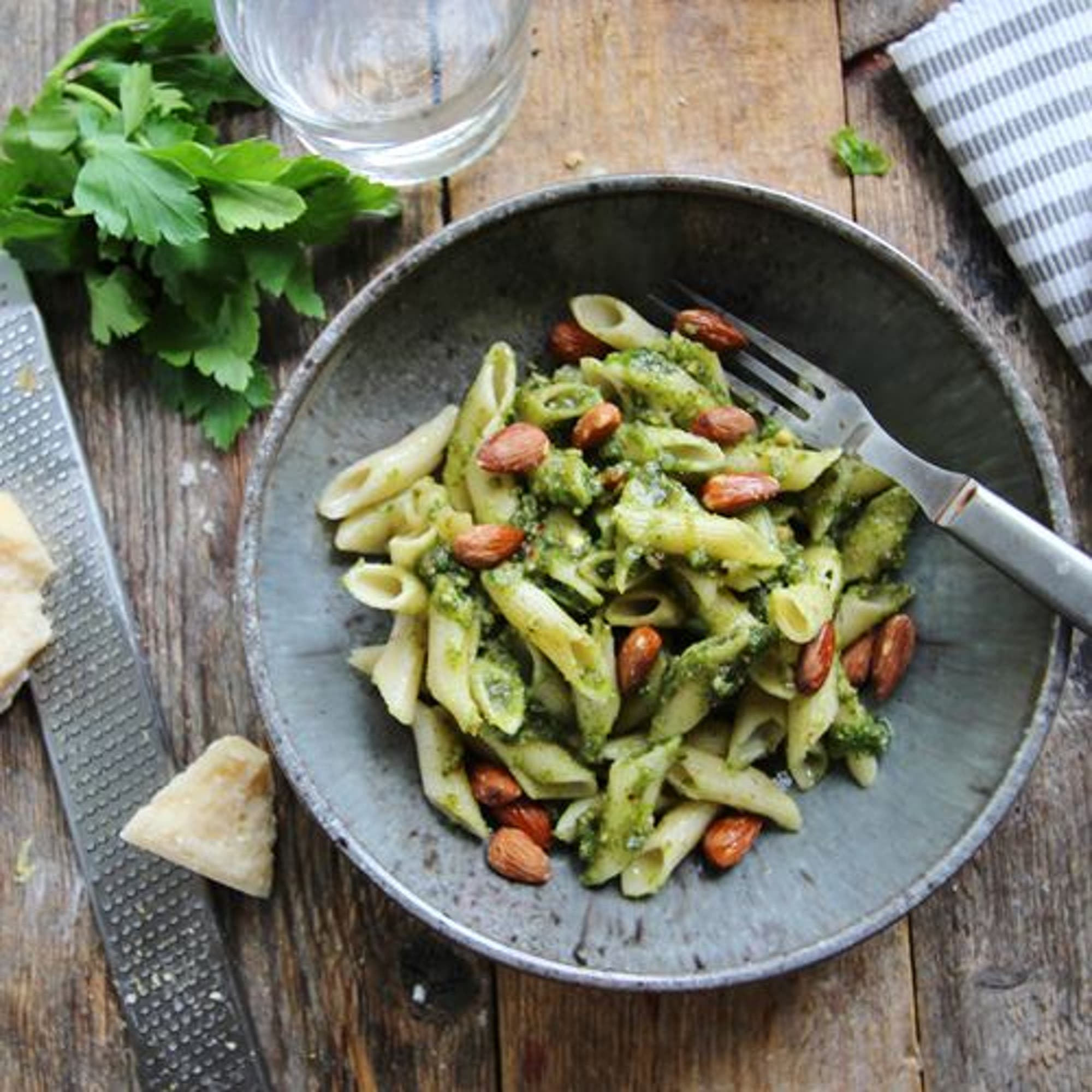 Havrepenne med mandel- och persiljepesto