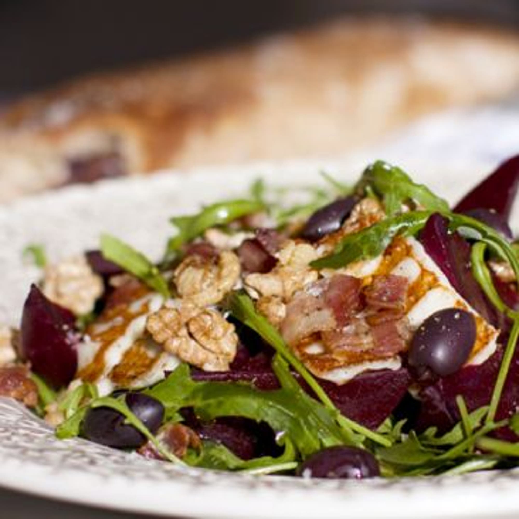 Rödbetor med grilloumi, bacon, ruccola och valnötter