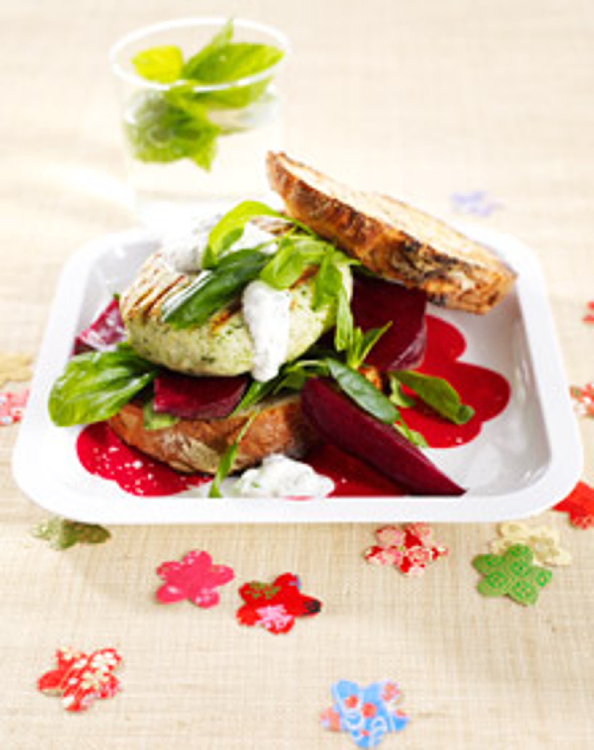 Bladspenat- och kycklingburgare med gräslöksyoghurt