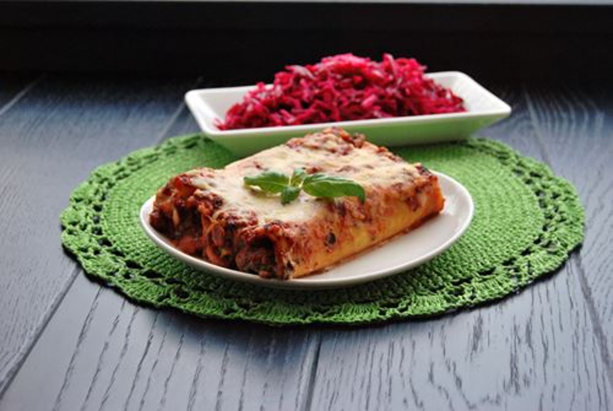Spenat- och getostfyllda canneloni med rödbetssallad