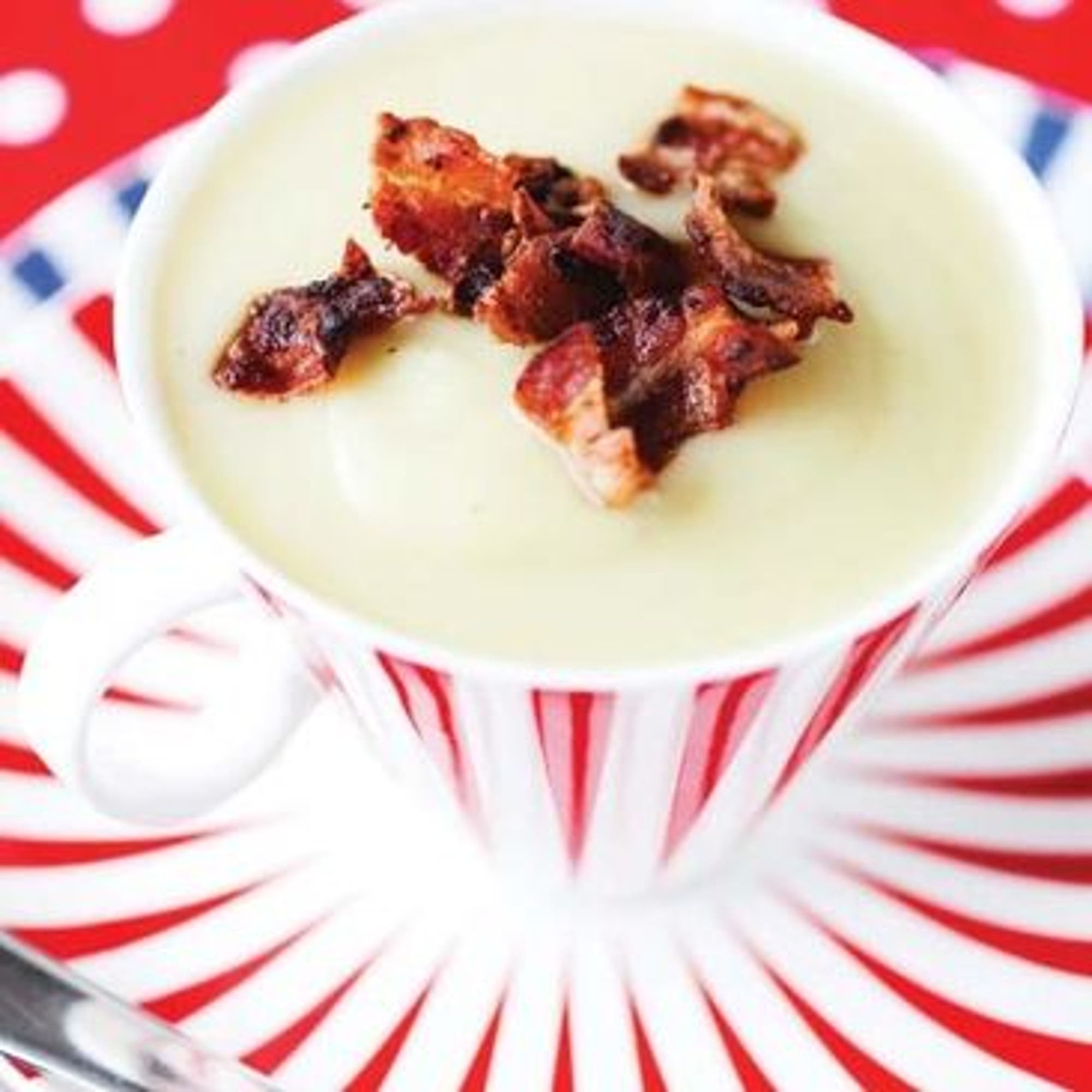 Potatis- och palsternackssoppa med knaperstekt bacon och varmt bröd
