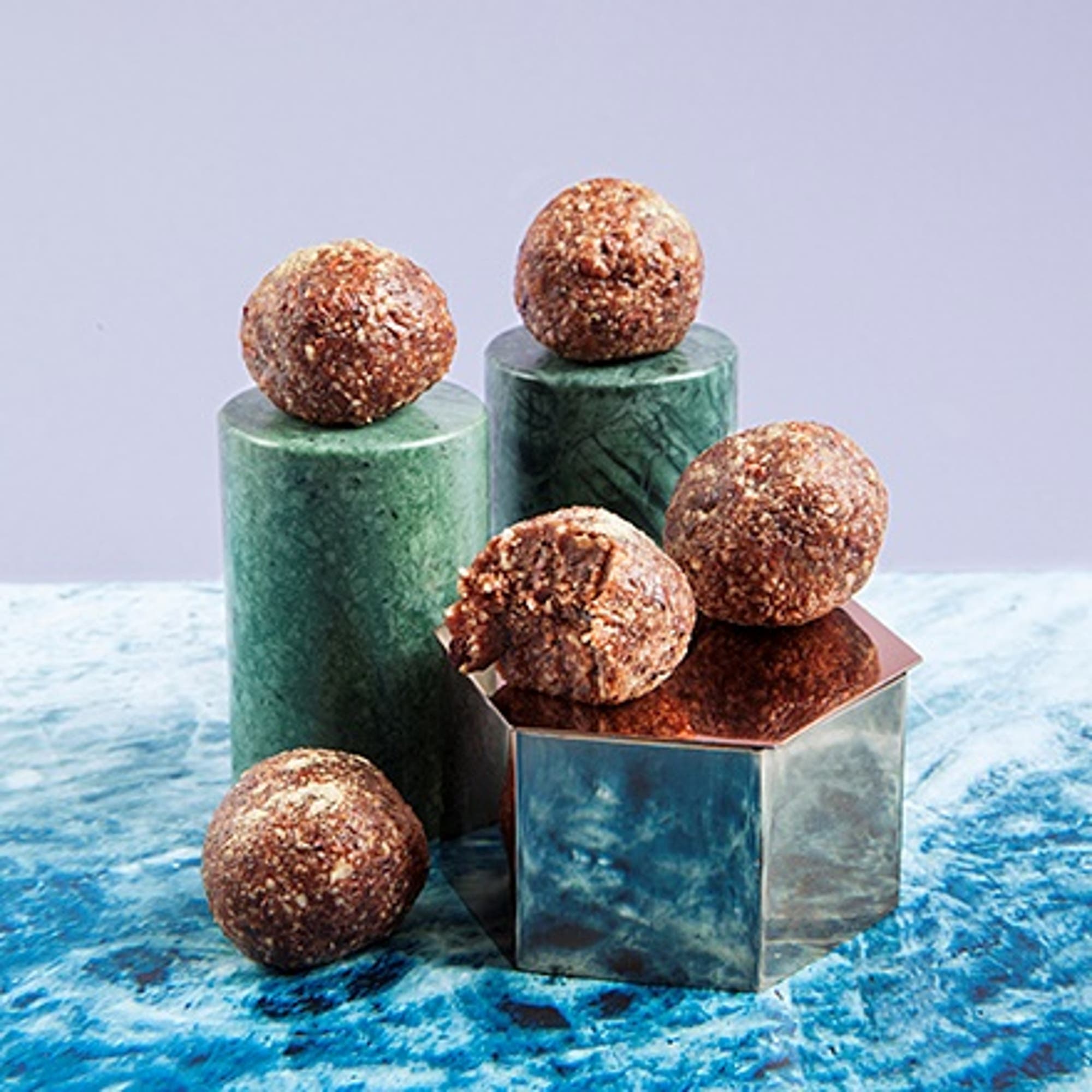 Raw chokladbollar med cacaonibs och lakrits