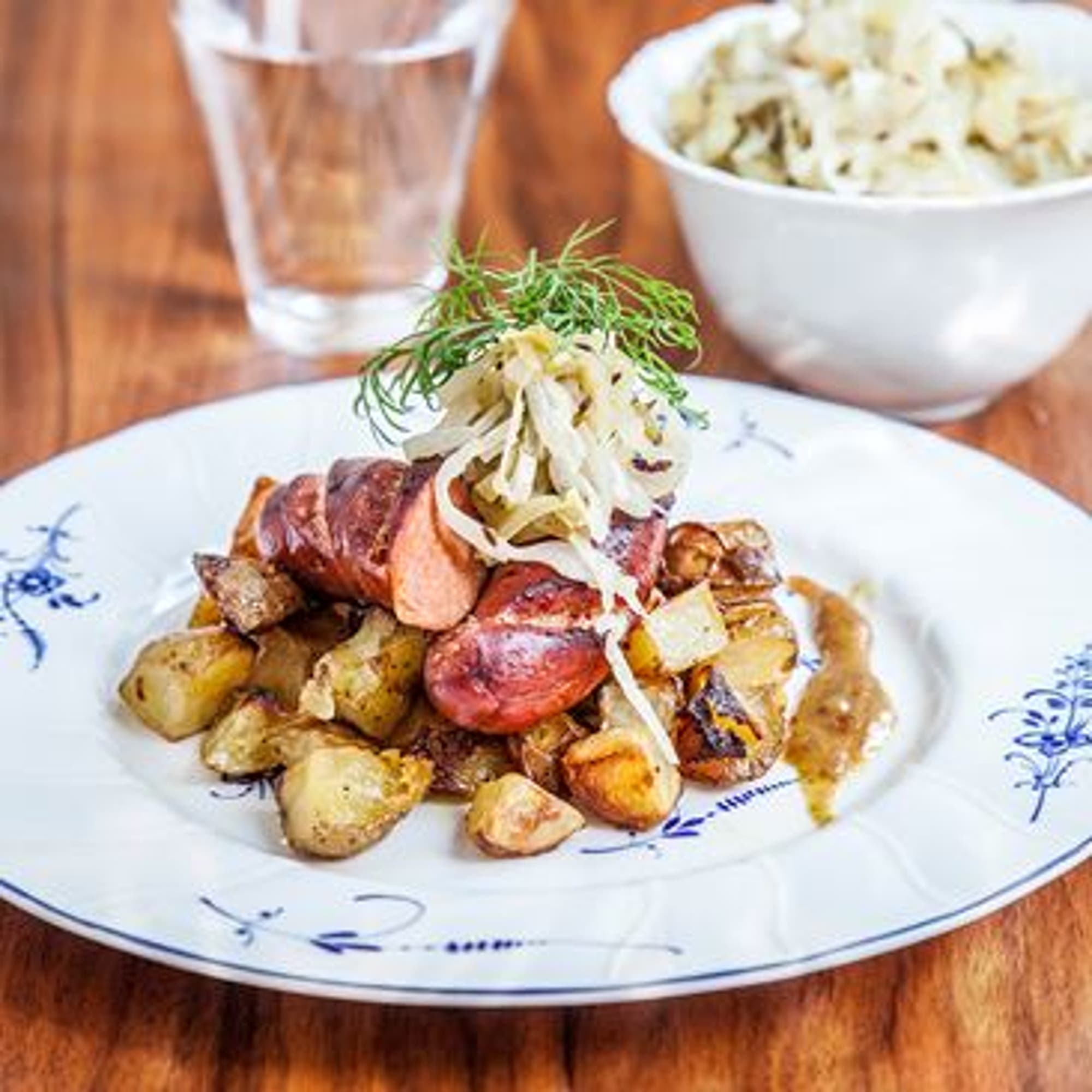 Stekt chorizo med hemgjord snabbsurkål och ugnsrostad potatis