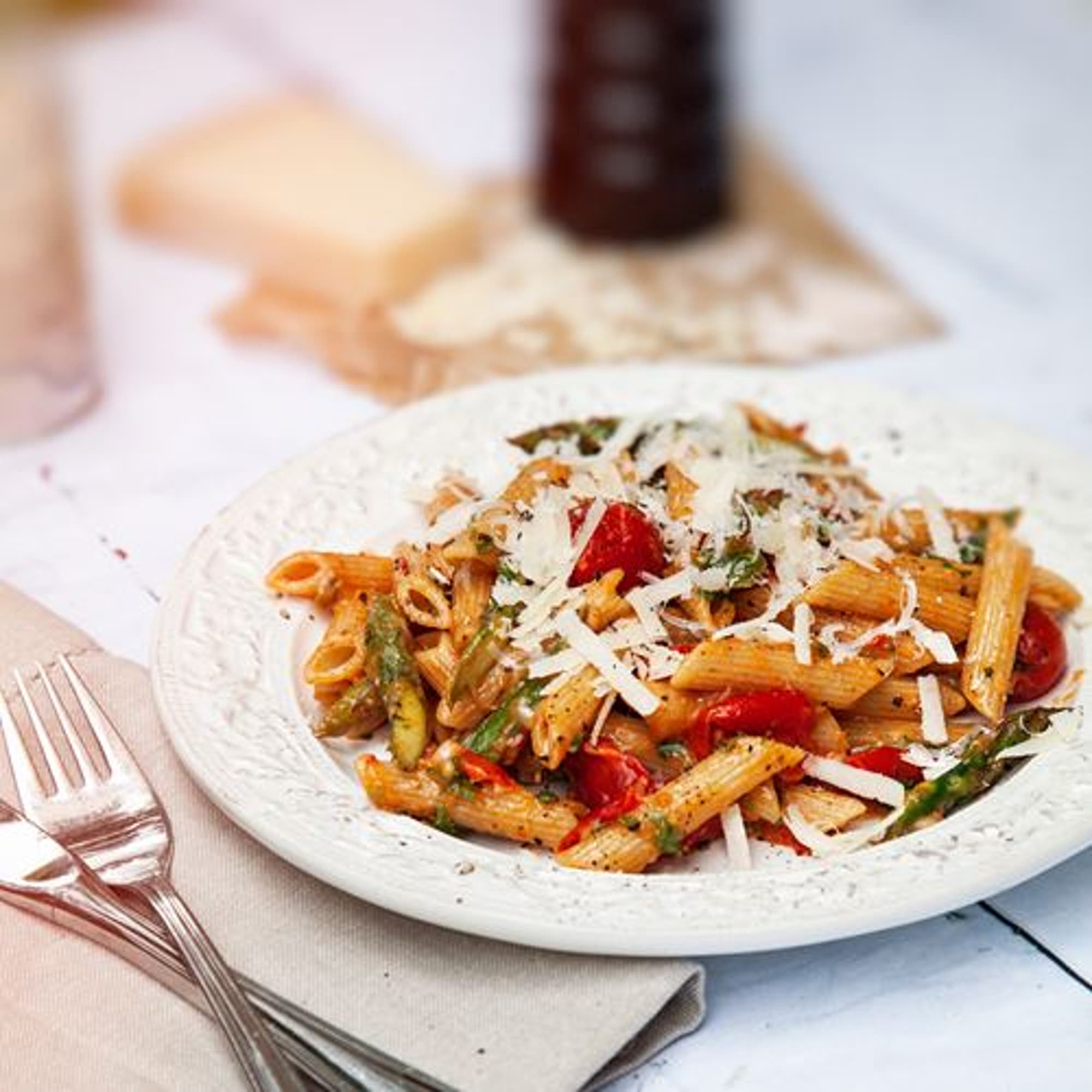 Krämig pasta med sparris och körsbärstomater