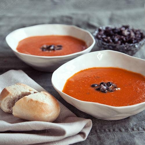 Tomatsoppa med böntopping och varmt bröd