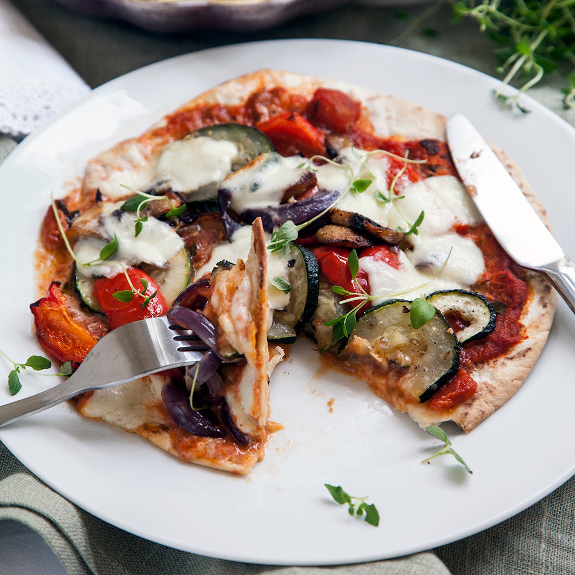 Salami- och mozzarellapizza