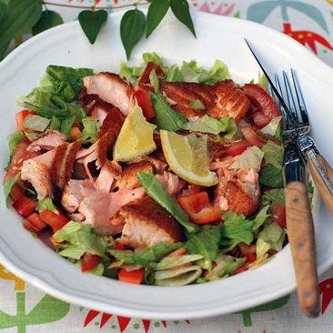 Stekt lax med sallad