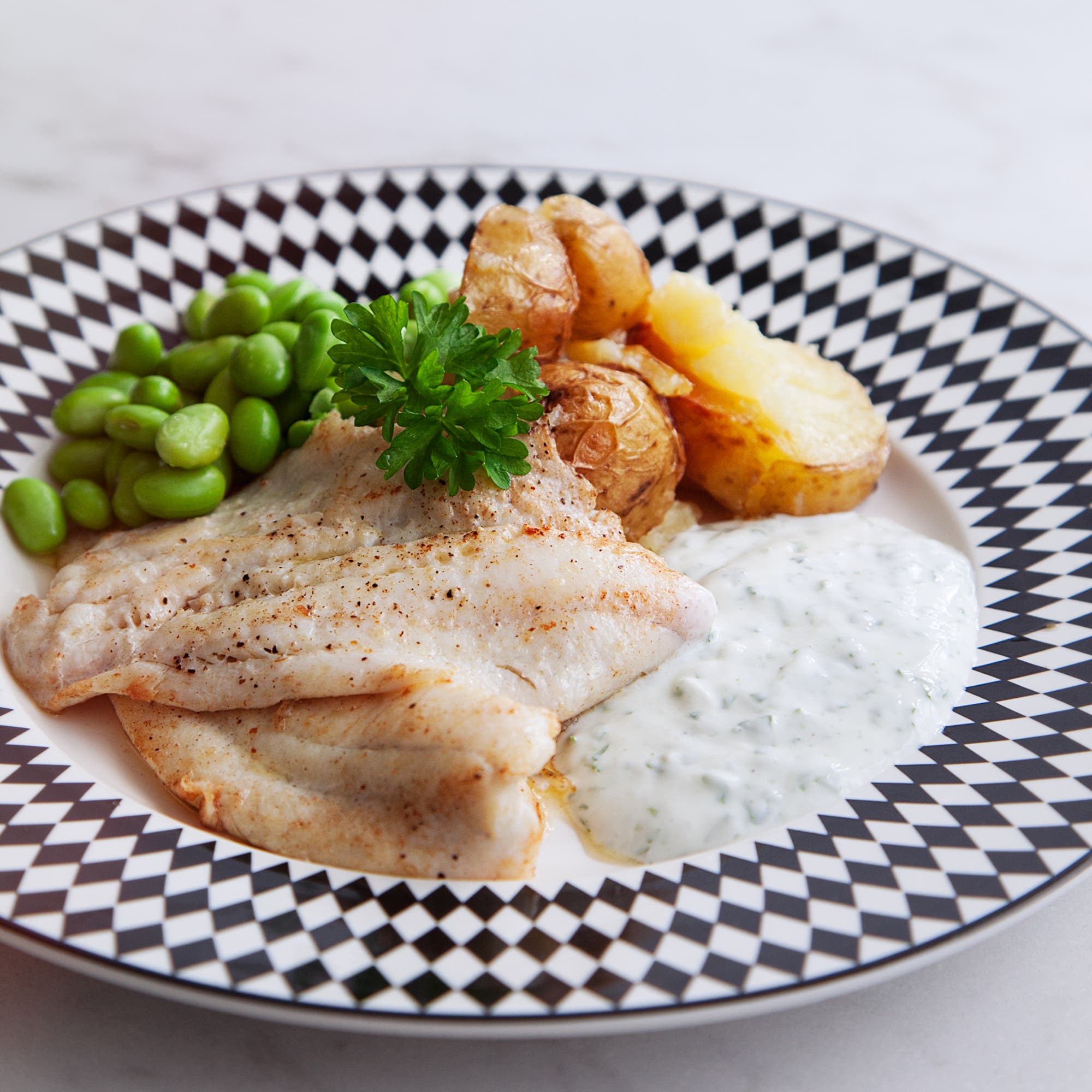 Smörstekt spätta med persiljeyoghurt och krossad potatis