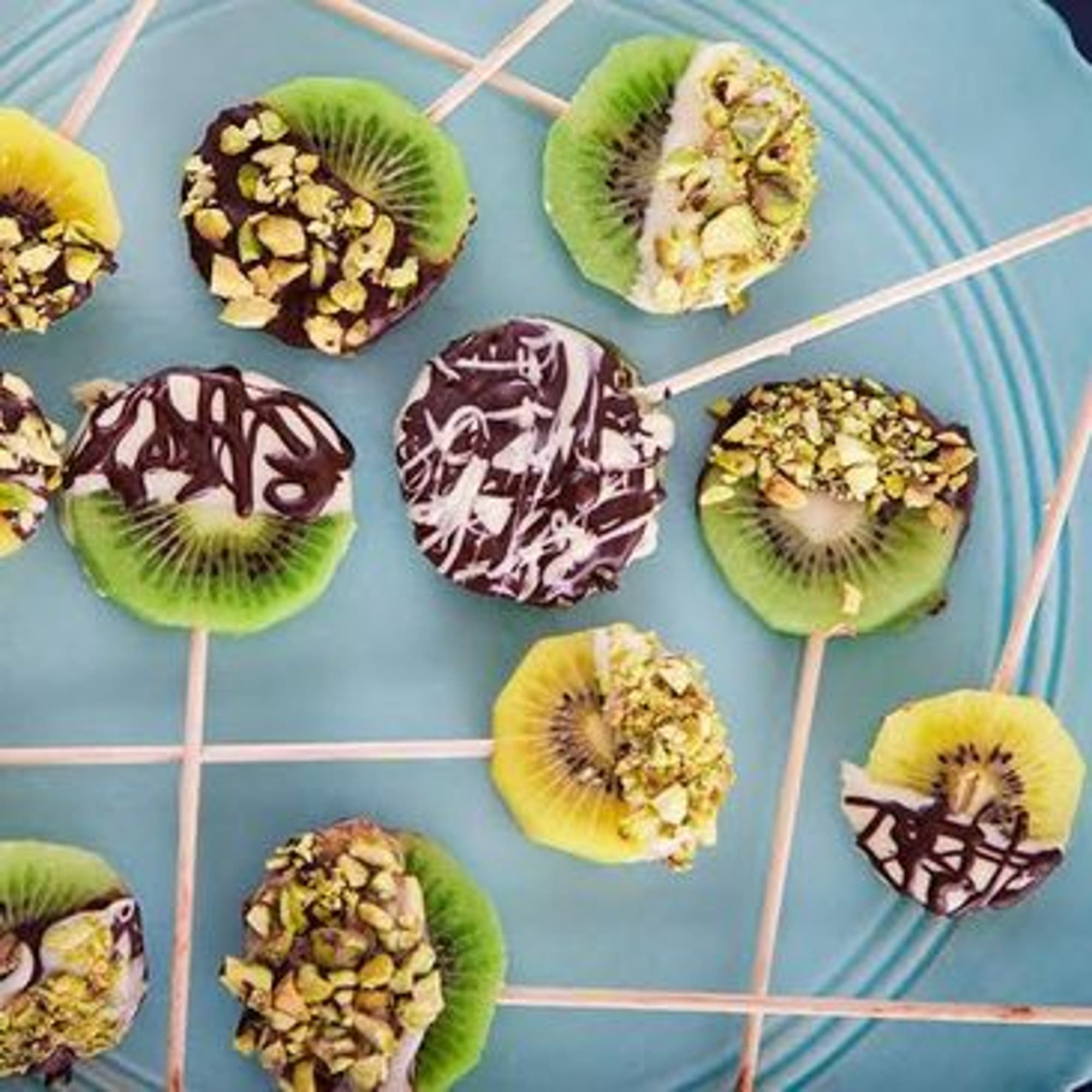Kiwiklubbor med choklad och pistagenötter