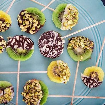 Kiwiklubbor med choklad och pistagenötter