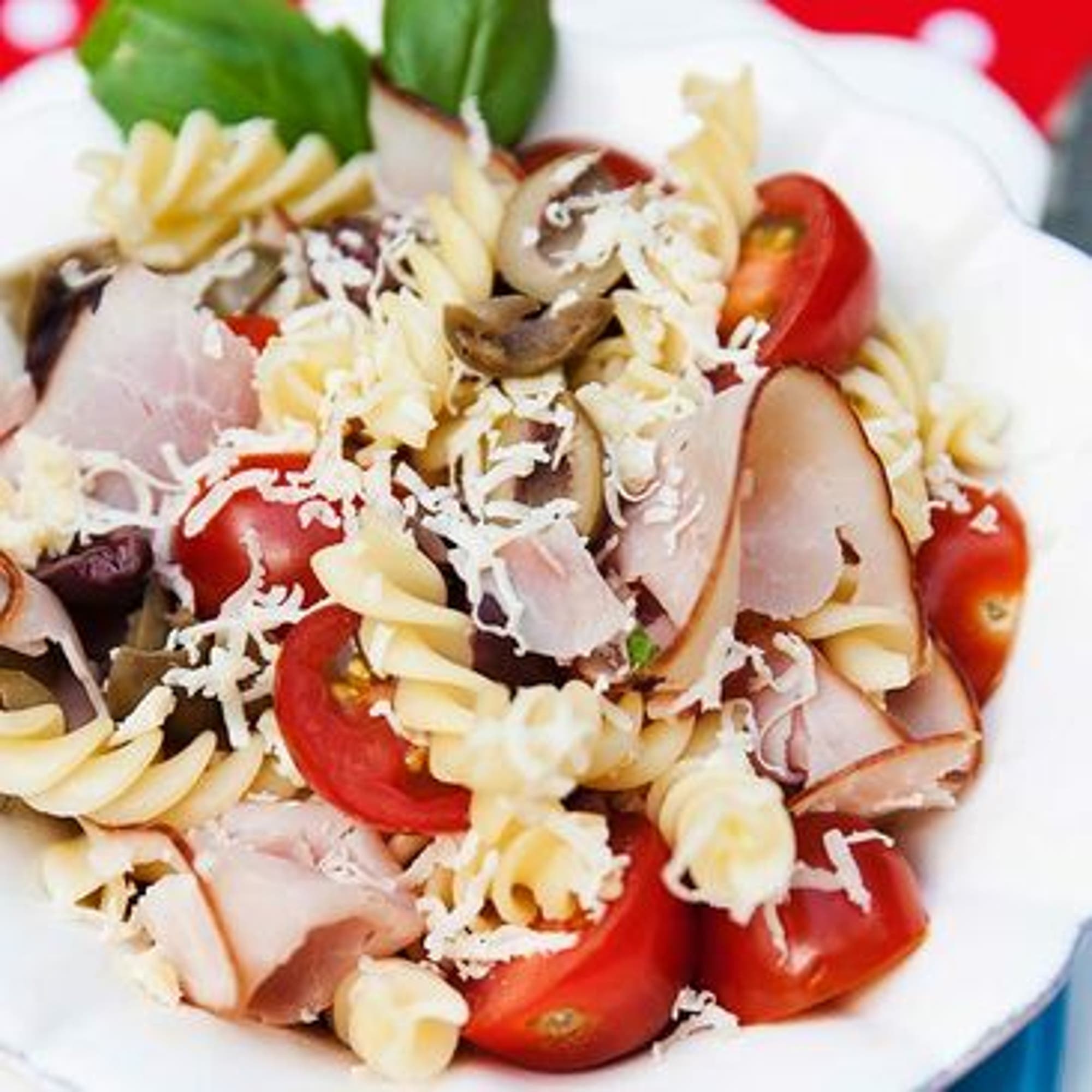 Supersnabb pasta med rökt skinka, oliver och västerbottensost