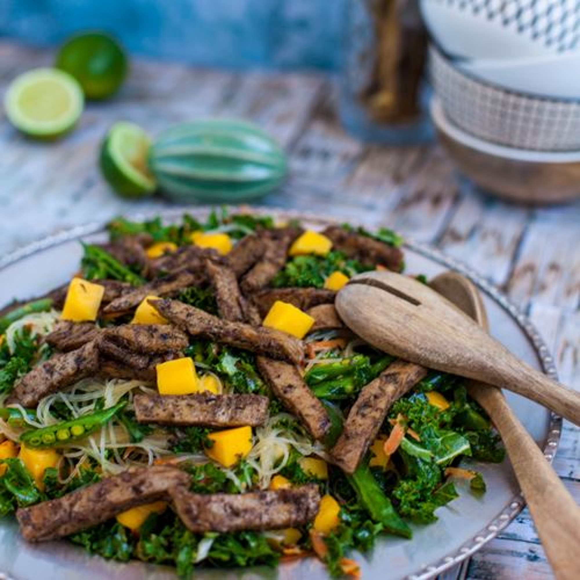 Glasnudelsallad med grönkål, mango och stekt Oumph